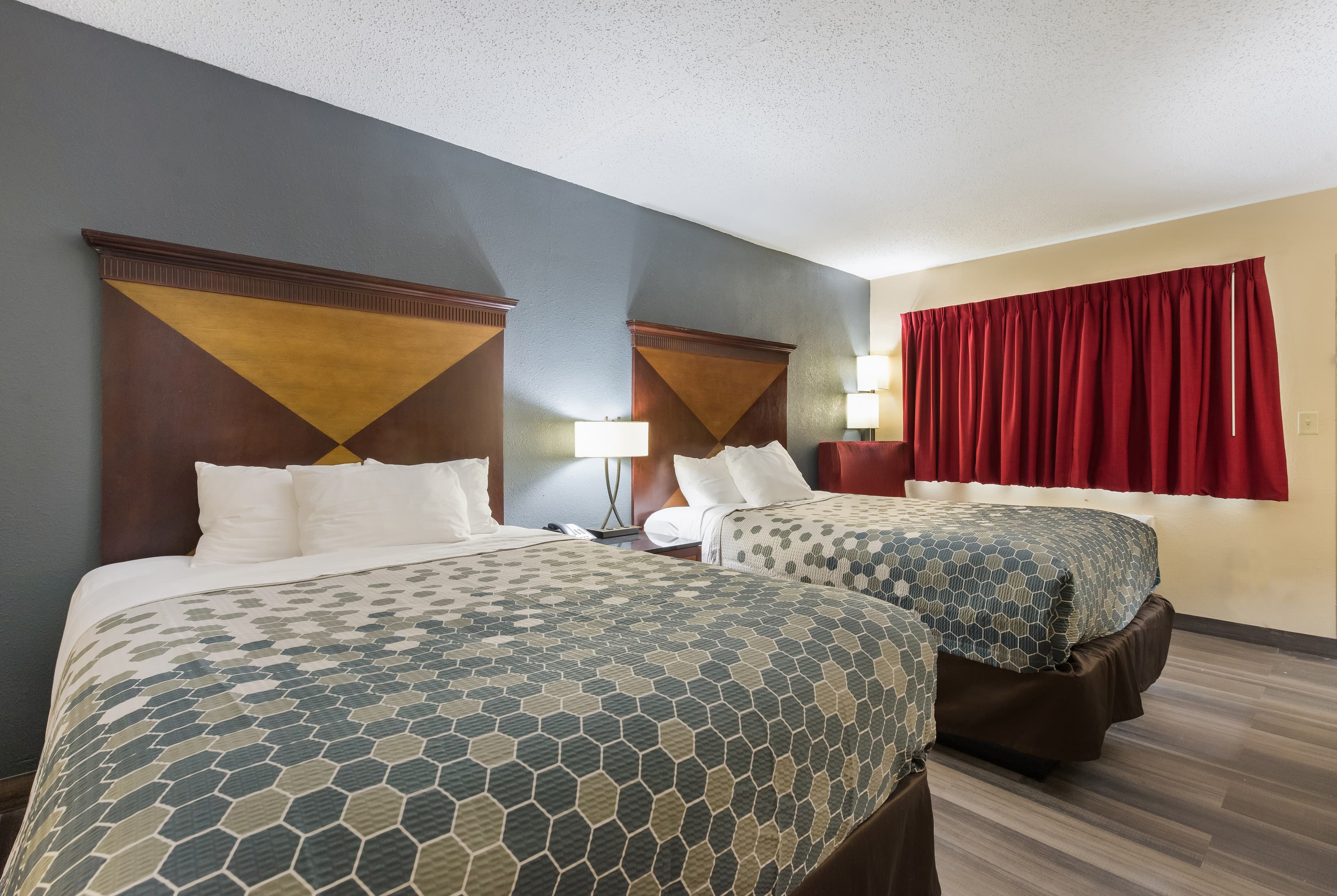 Econo Lodge Inn & Suites Mason City - Clear Lake — 15
