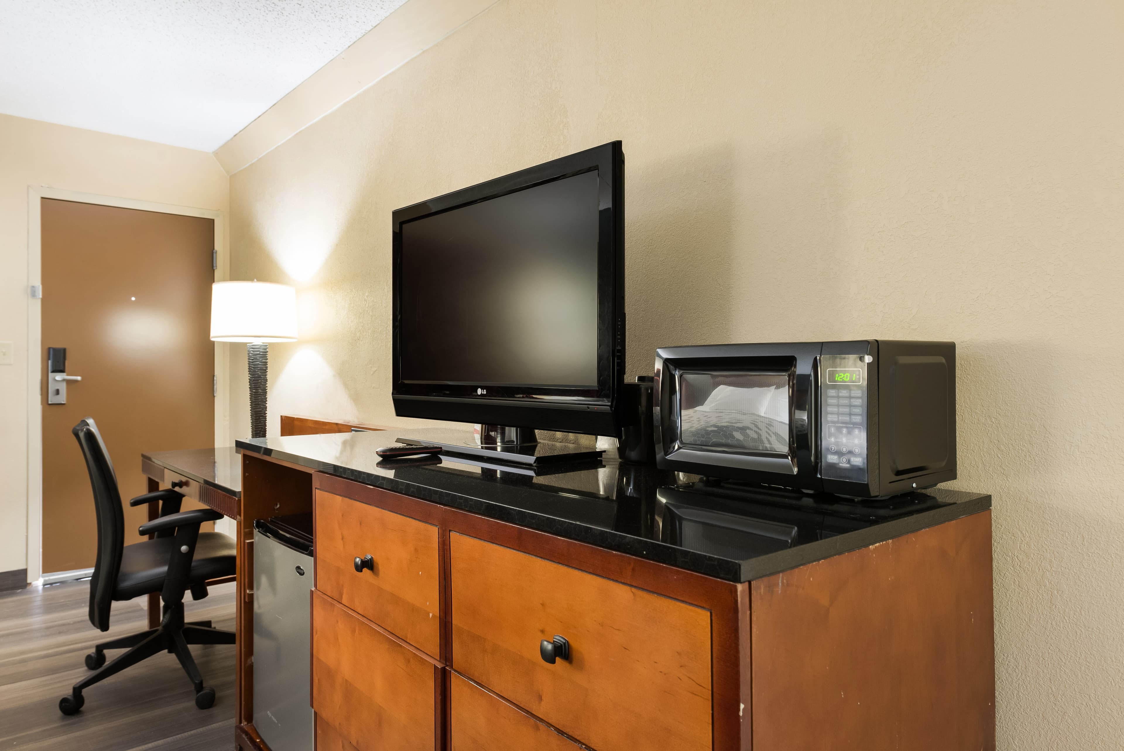 Econo Lodge Inn & Suites Mason City - Clear Lake — 16