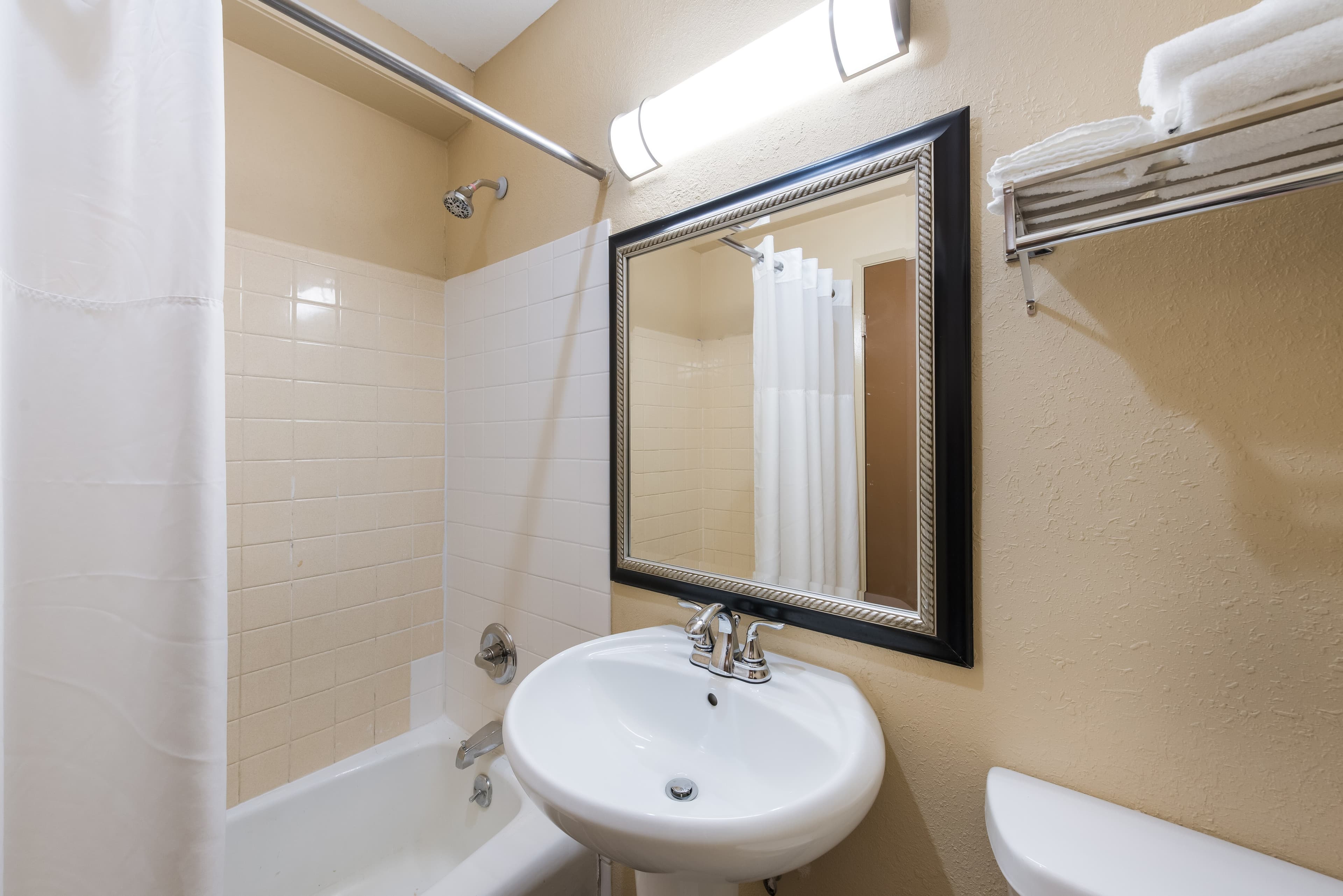 Econo Lodge Inn & Suites Mason City - Clear Lake - Image 5