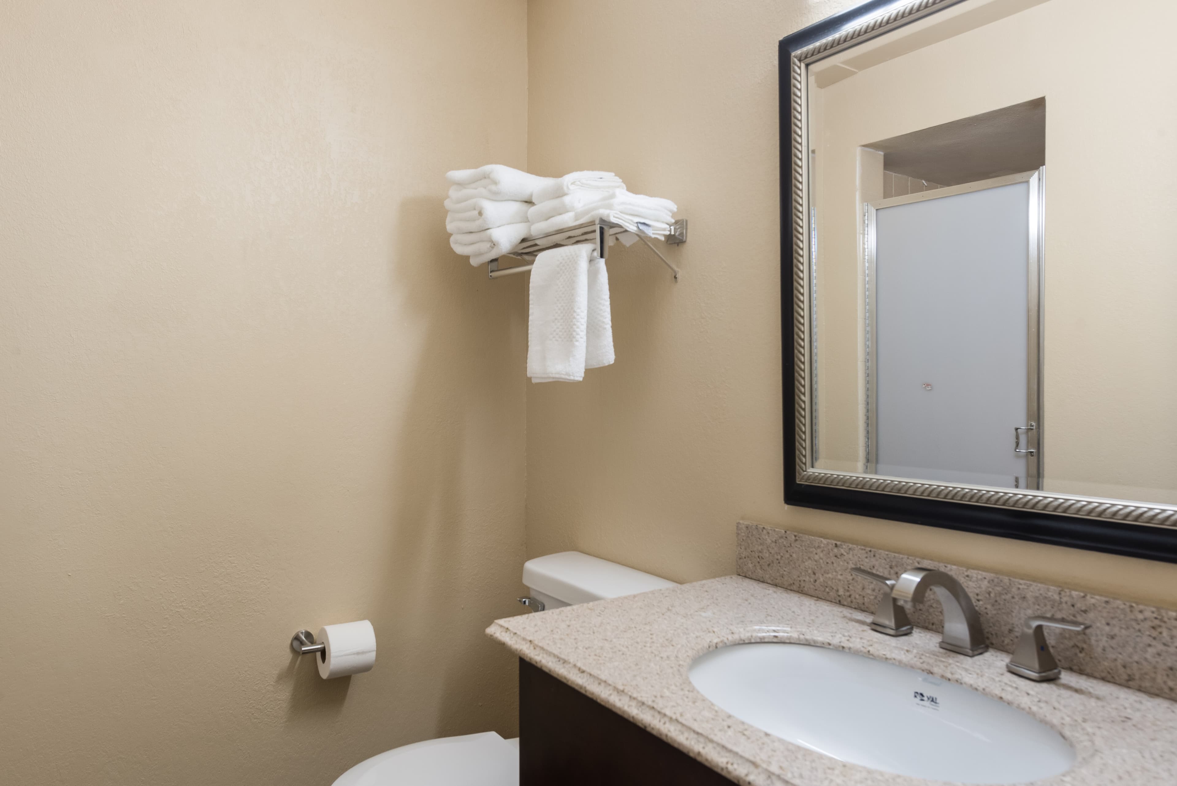 Econo Lodge Inn & Suites Mason City - Clear Lake — 7