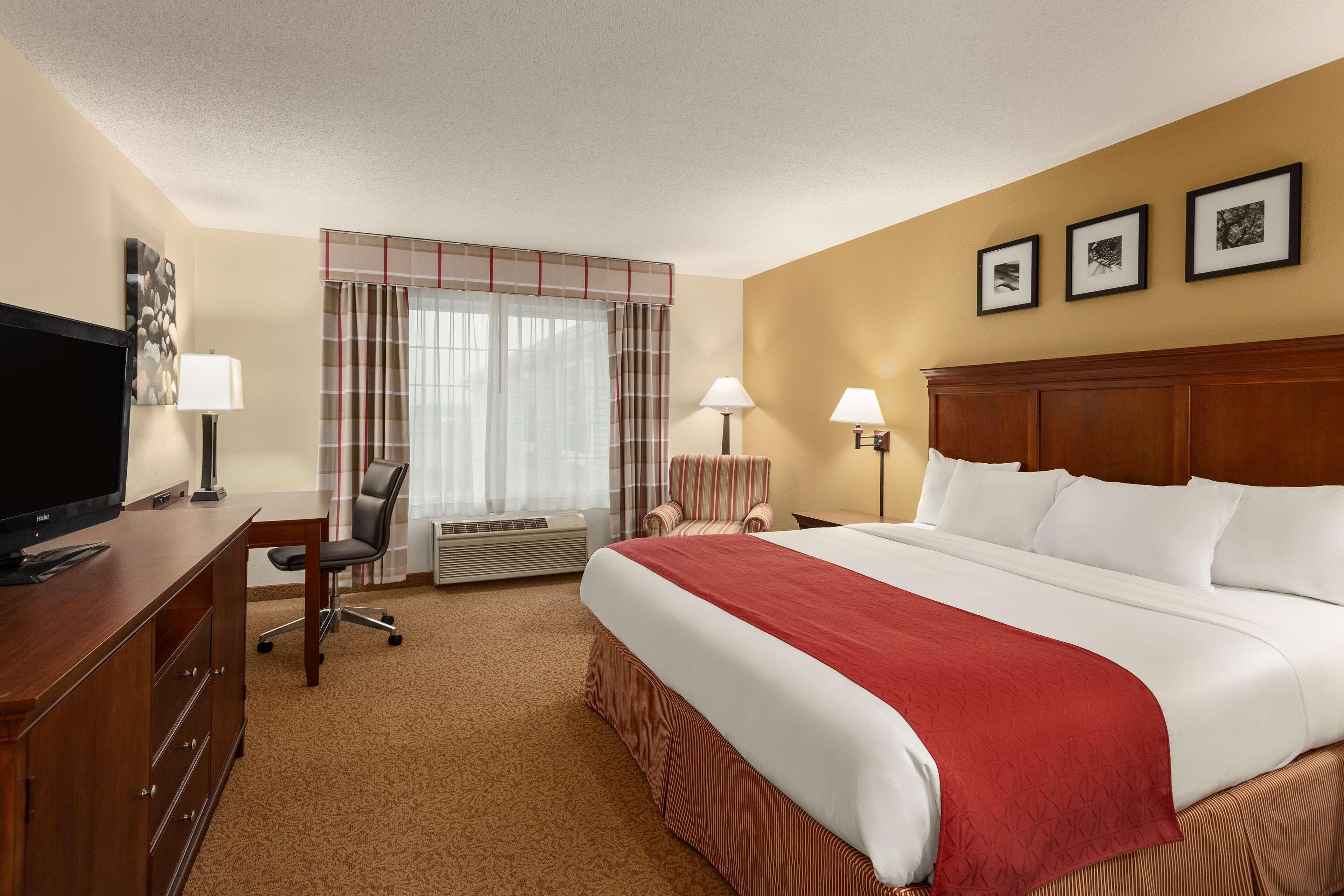Country Inn & Suites by Radisson, Ames, IA - Image 2