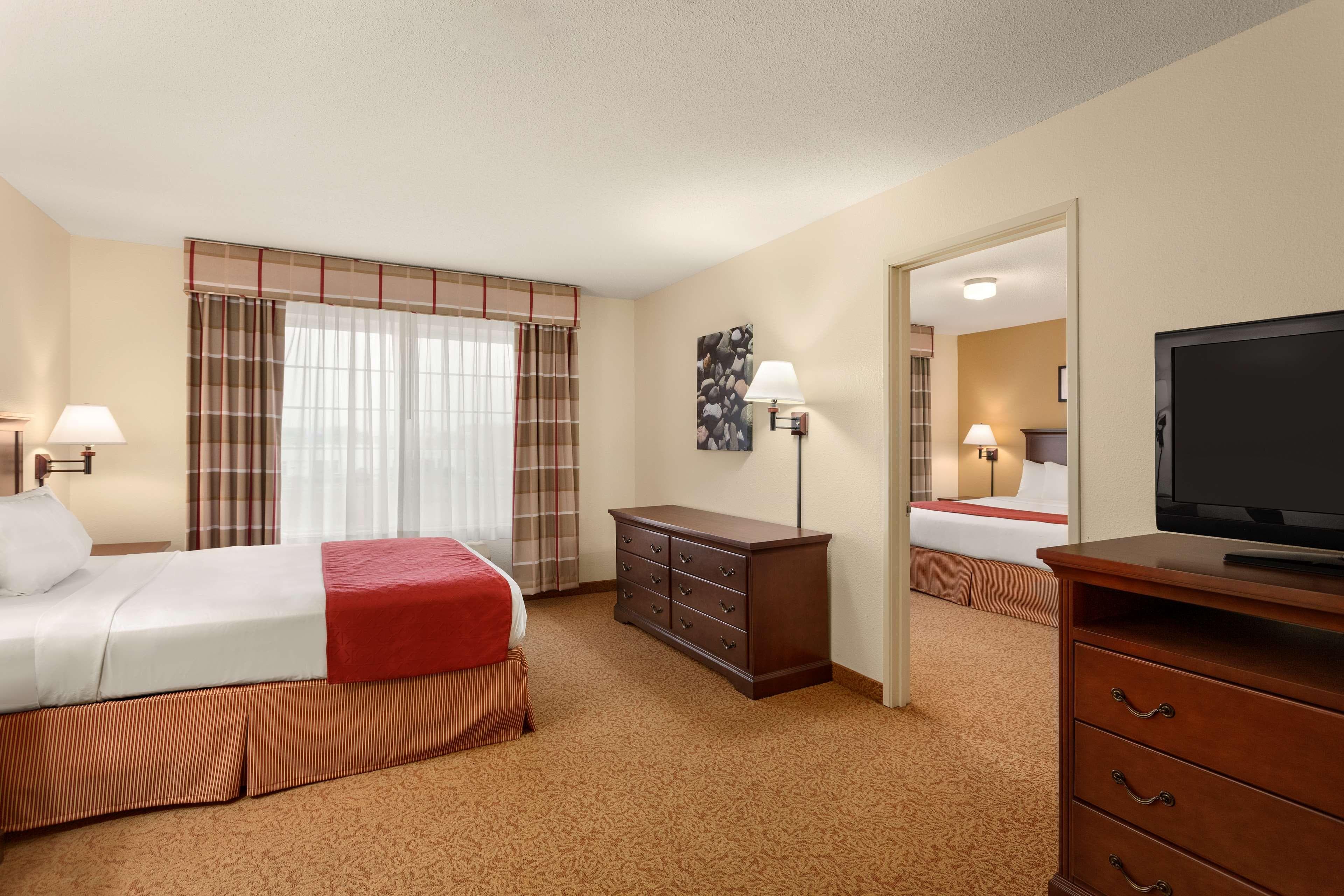 Country Inn & Suites by Radisson, Ames, IA — 11