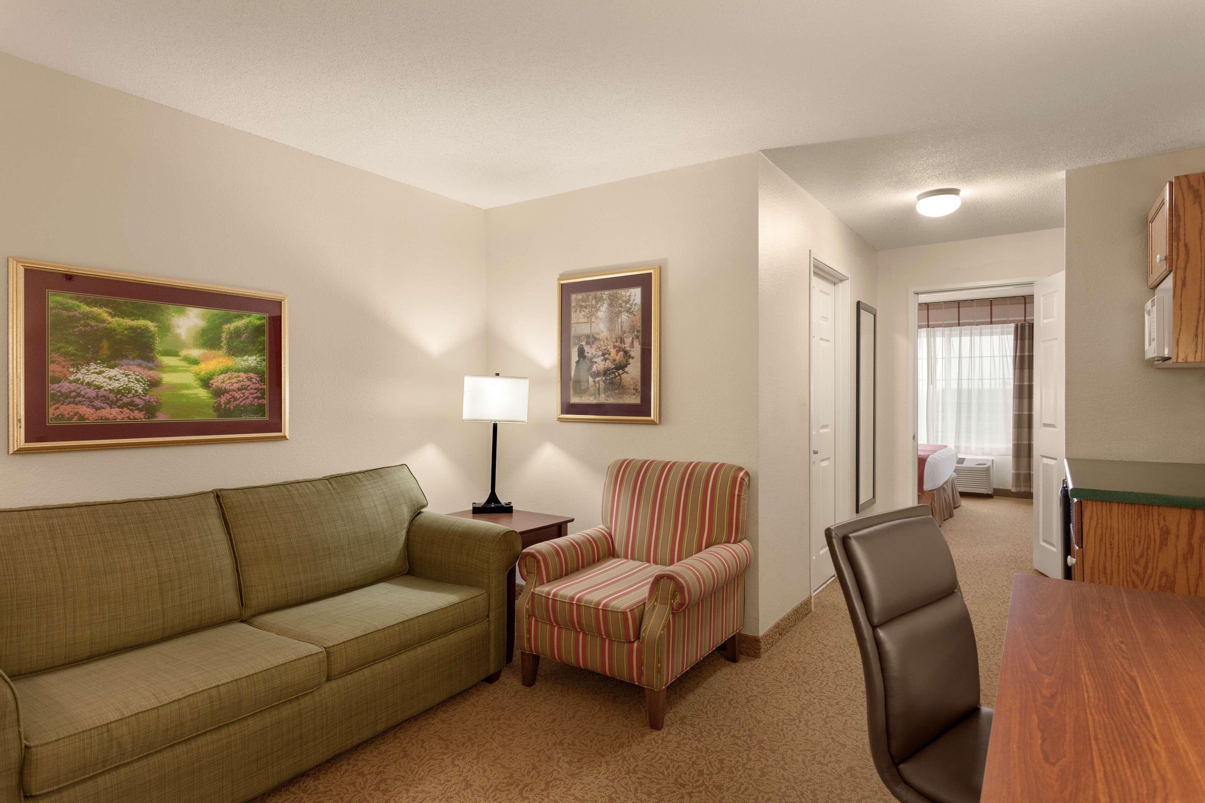 Country Inn & Suites by Radisson, Ames, IA - Image 4