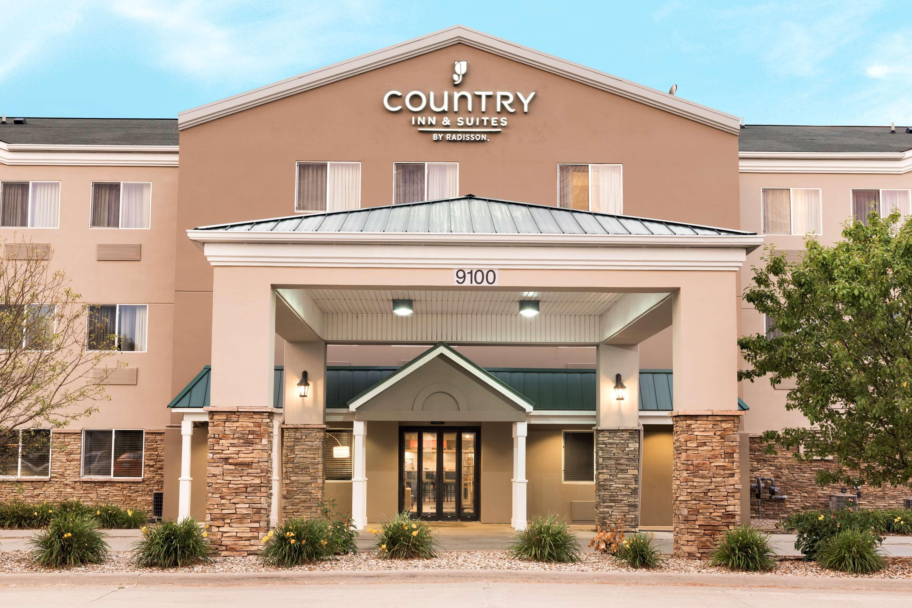 Country Inn & Suites by Radisson, Cedar Rapids Airport, IA - Image 1