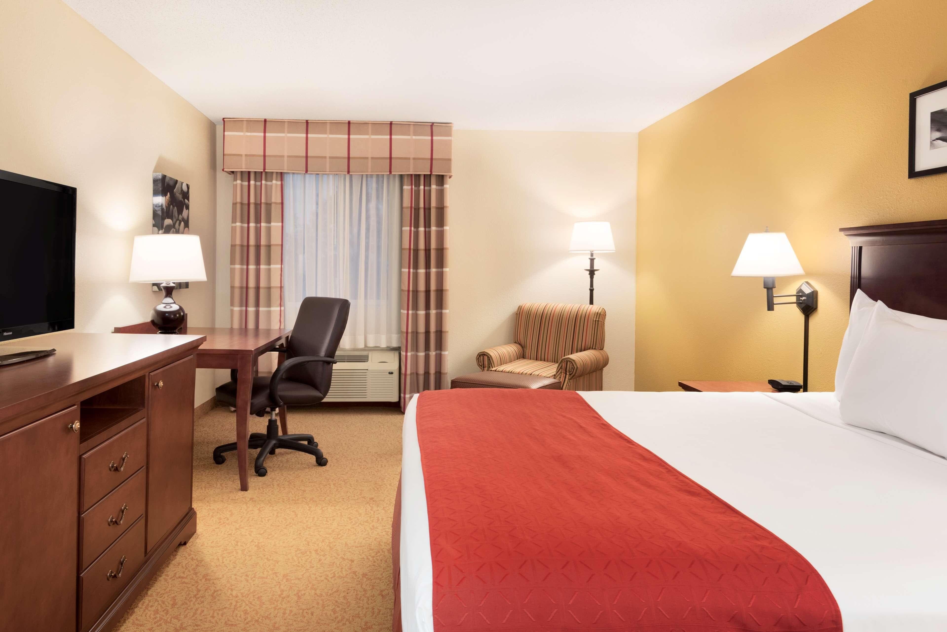 Country Inn & Suites by Radisson, Cedar Rapids Airport, IA — 6