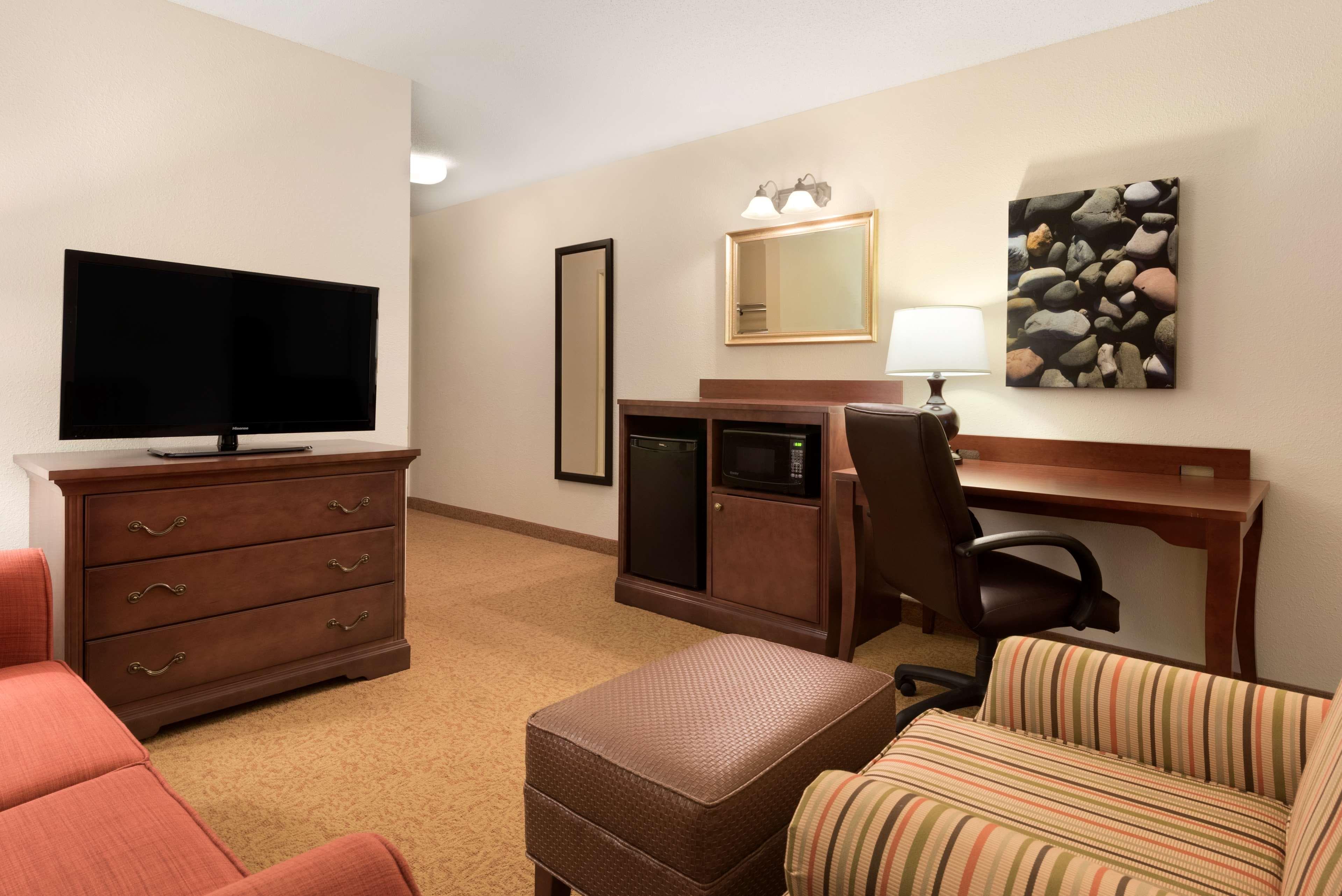 Country Inn & Suites by Radisson, Cedar Rapids Airport, IA - Image 4