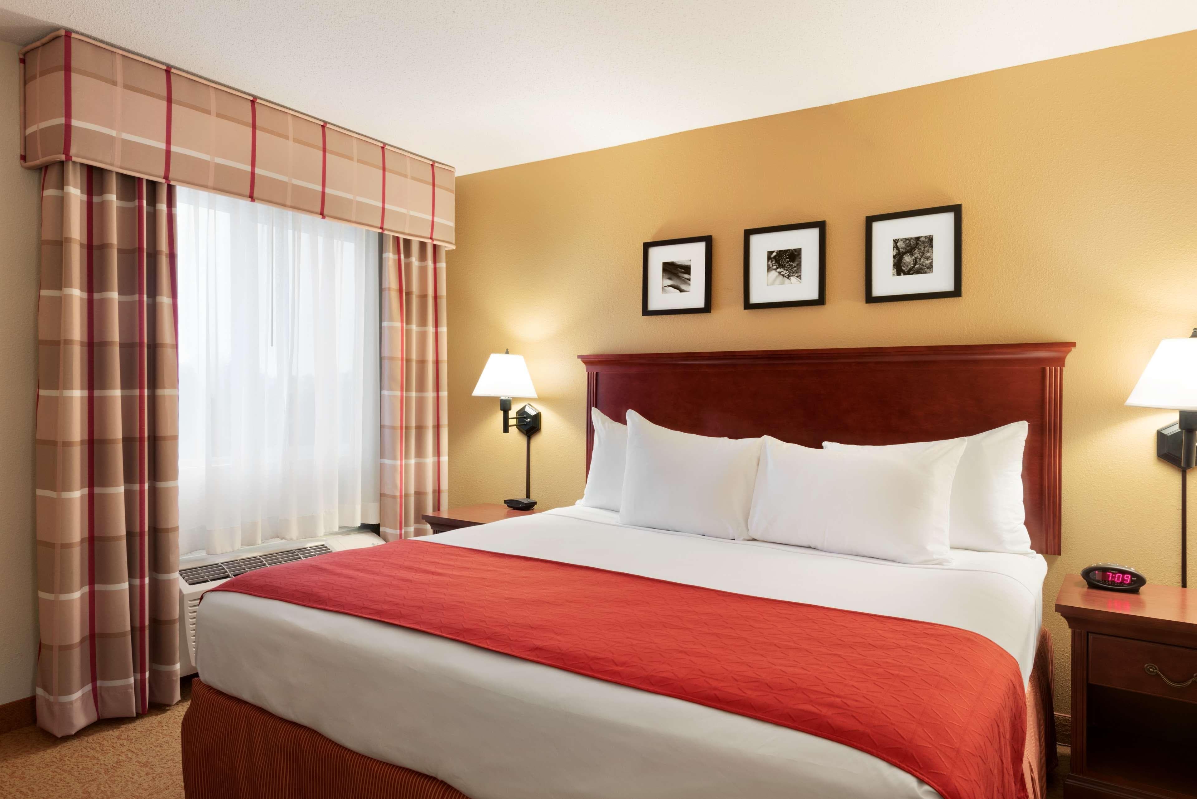 Country Inn & Suites by Radisson, Cedar Rapids Airport, IA - Image 2