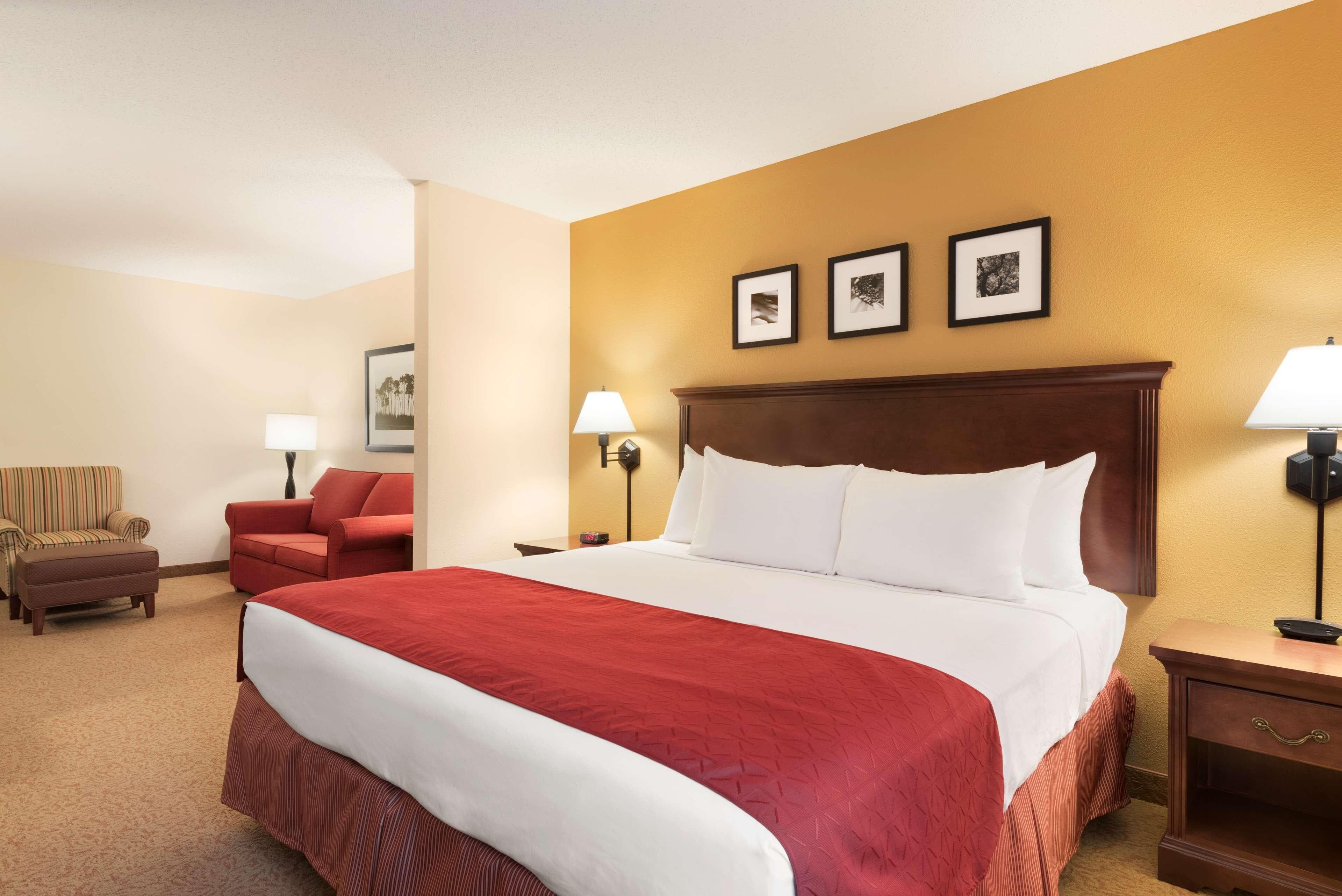 Country Inn & Suites by Radisson, Cedar Rapids Airport, IA - Image 5