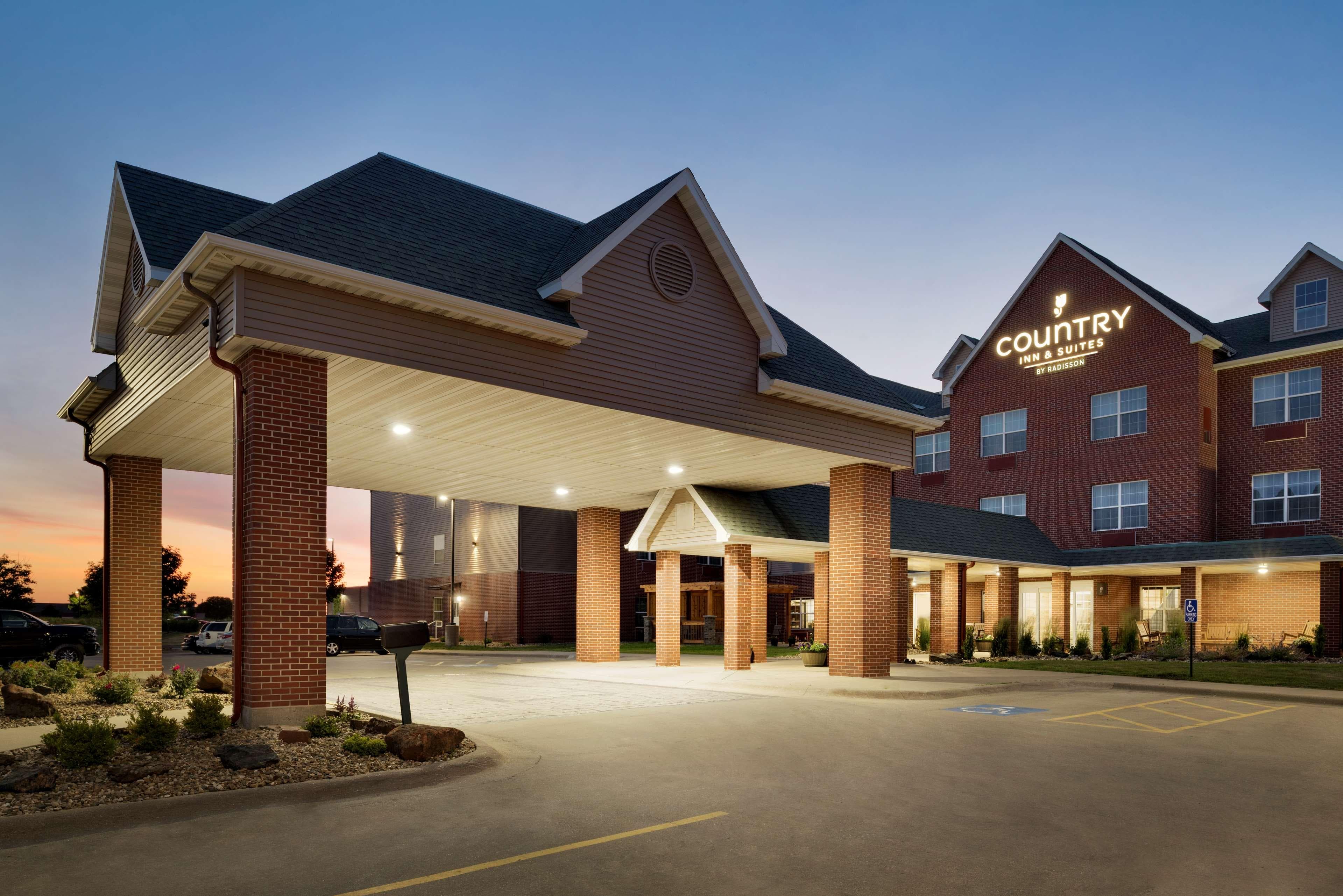Country Inn & Suites by Radisson, Coralville, IA - Image 1