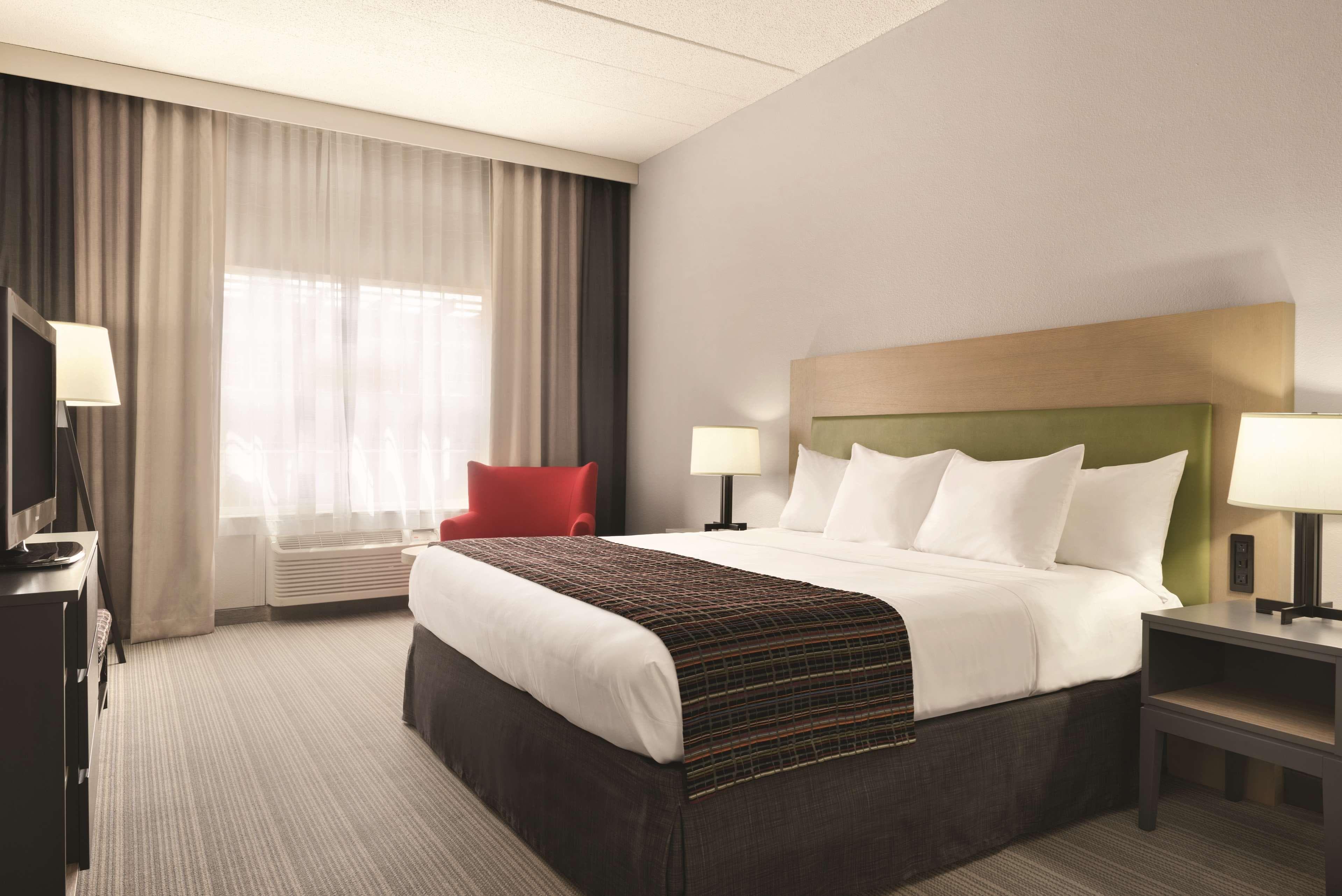 Country Inn & Suites by Radisson, Coralville, IA - Image 2