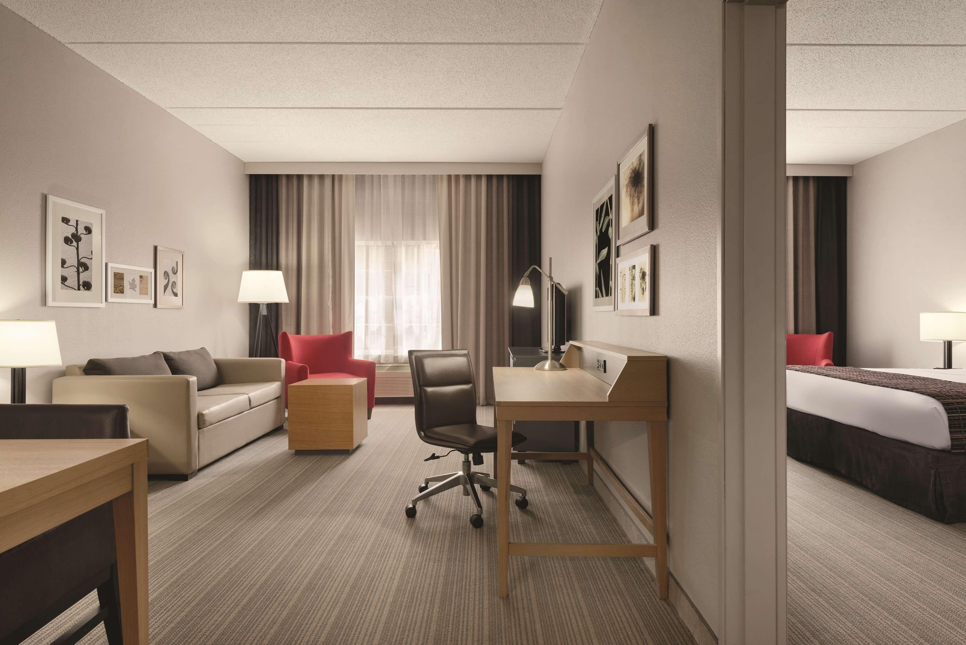 Country Inn & Suites by Radisson, Coralville, IA - Image 4