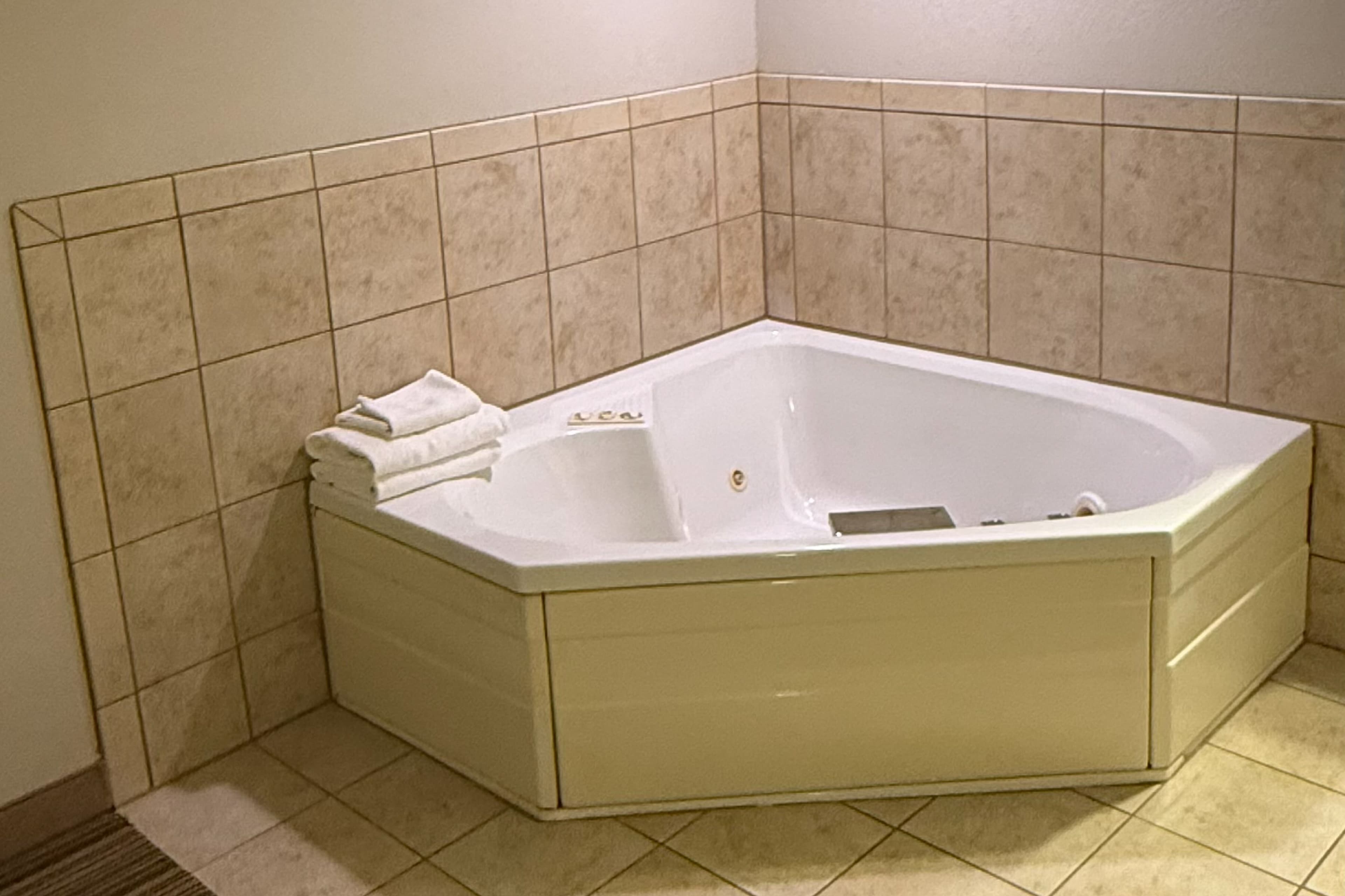 Country Inn & Suites by Radisson, Mason City, IA — 18