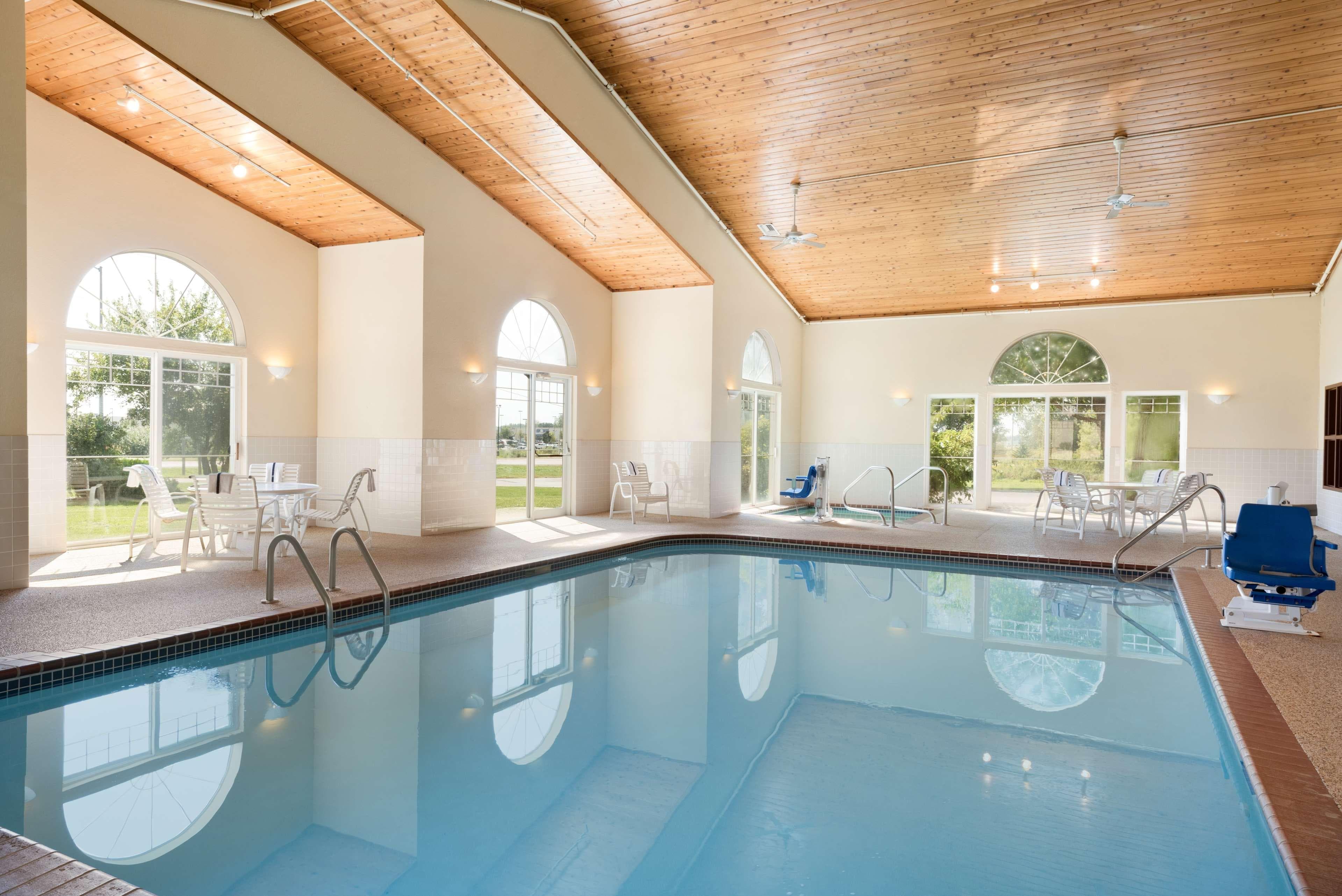 Country Inn & Suites by Radisson, Mason City, IA - Image 1