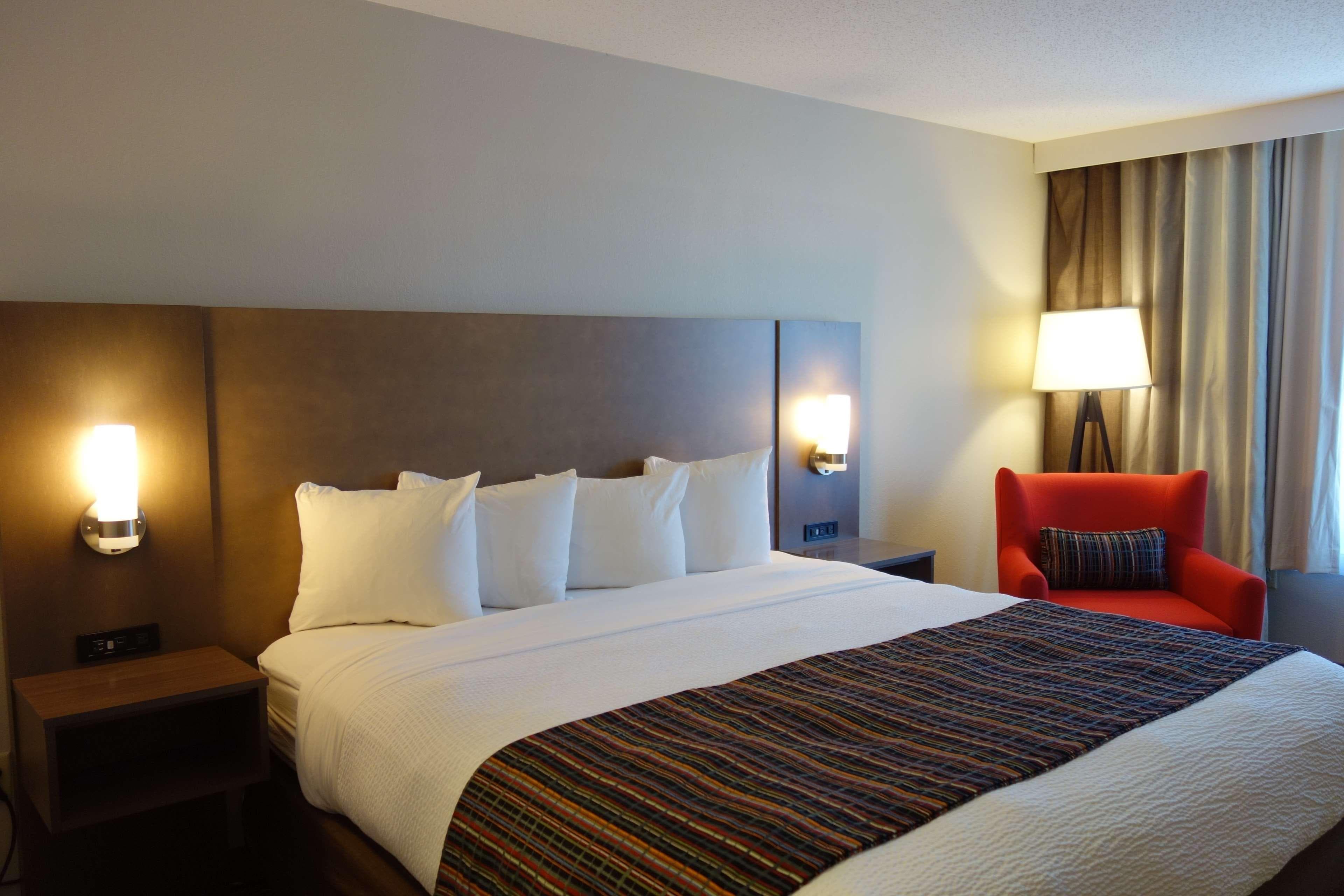 Country Inn & Suites by Radisson, Mason City, IA - Image 2
