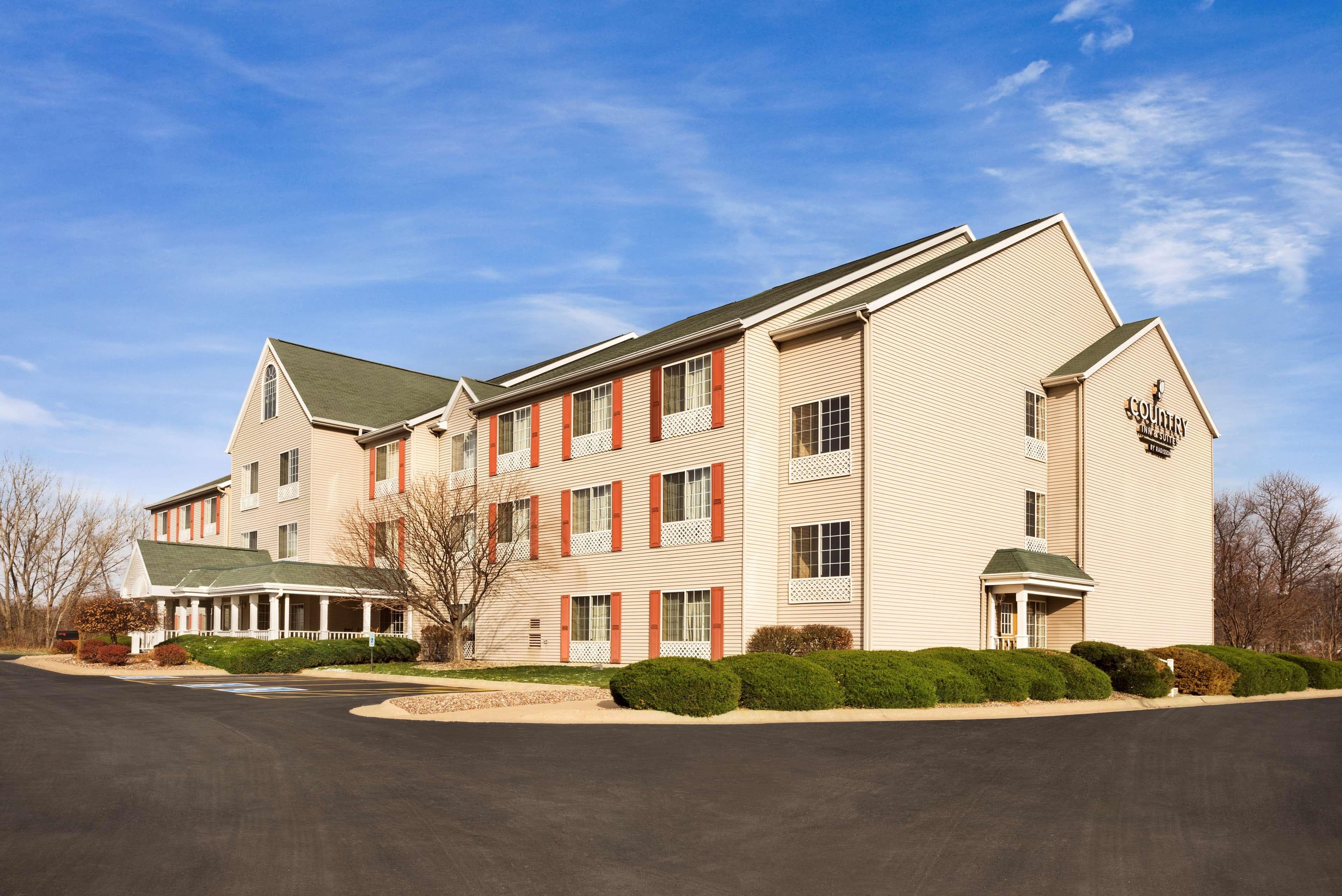 Country Inn & Suites by Radisson, Clinton, IA - Image 1
