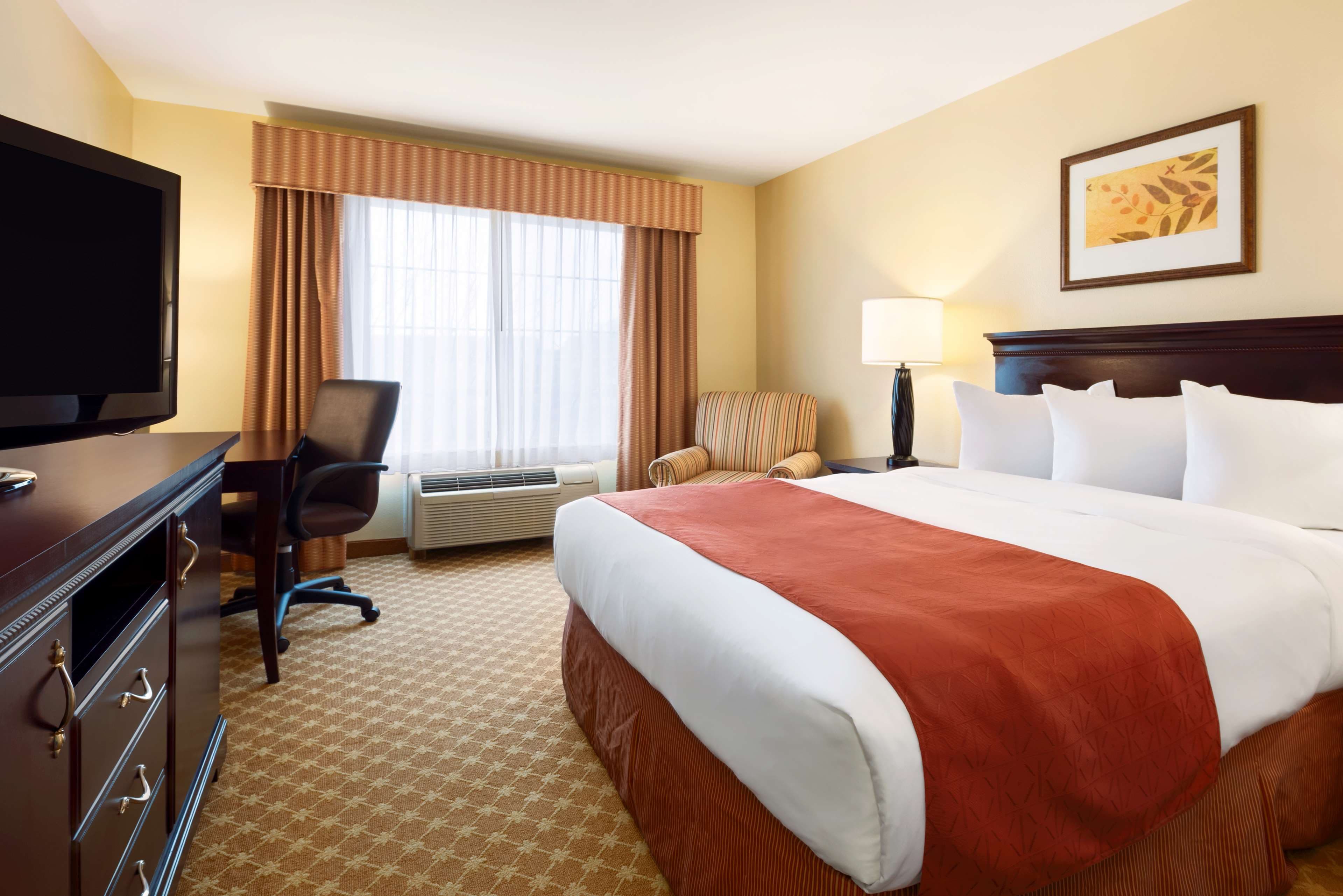 Country Inn & Suites by Radisson, Clinton, IA - Image 5