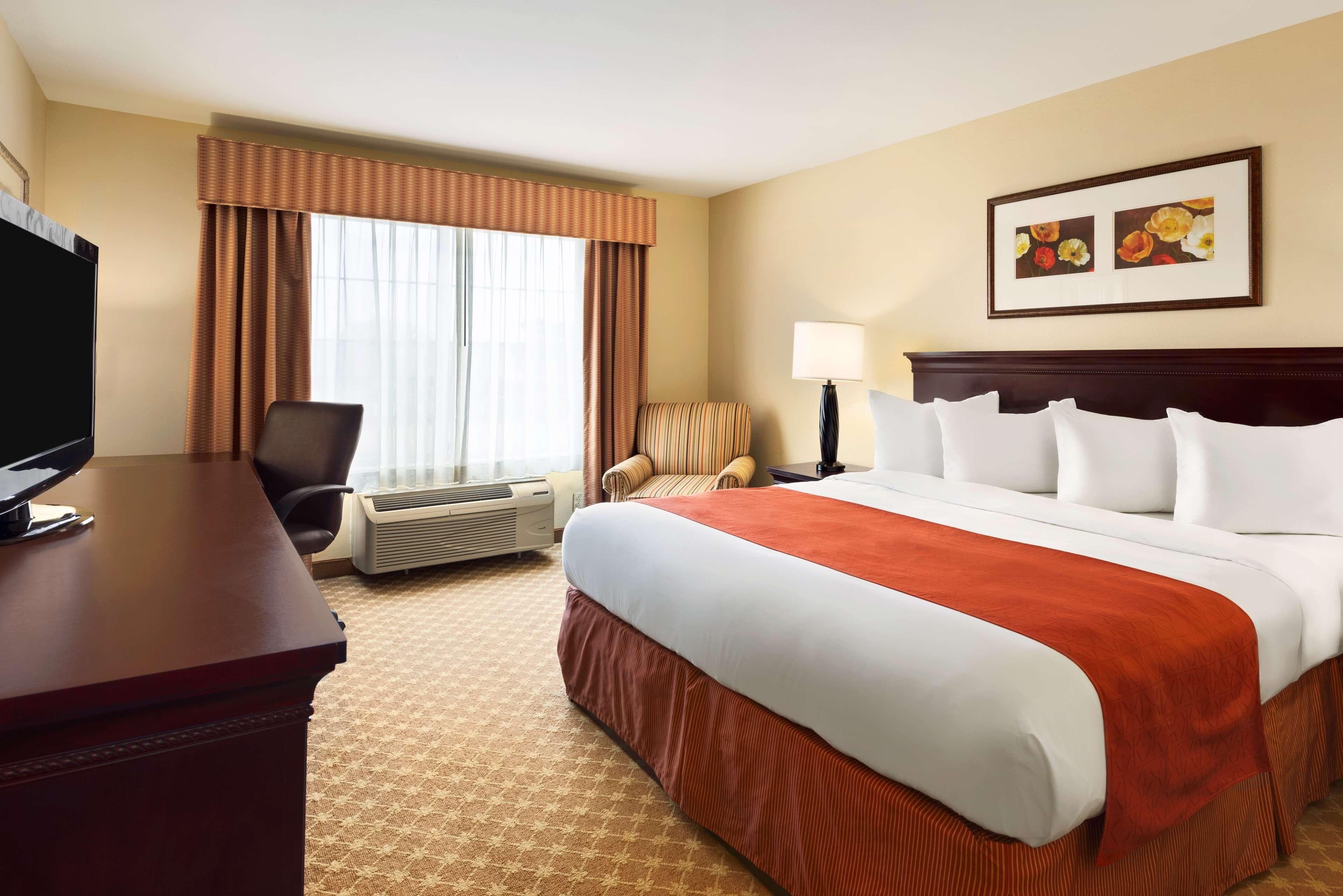 Country Inn & Suites by Radisson, Clinton, IA - Image 2