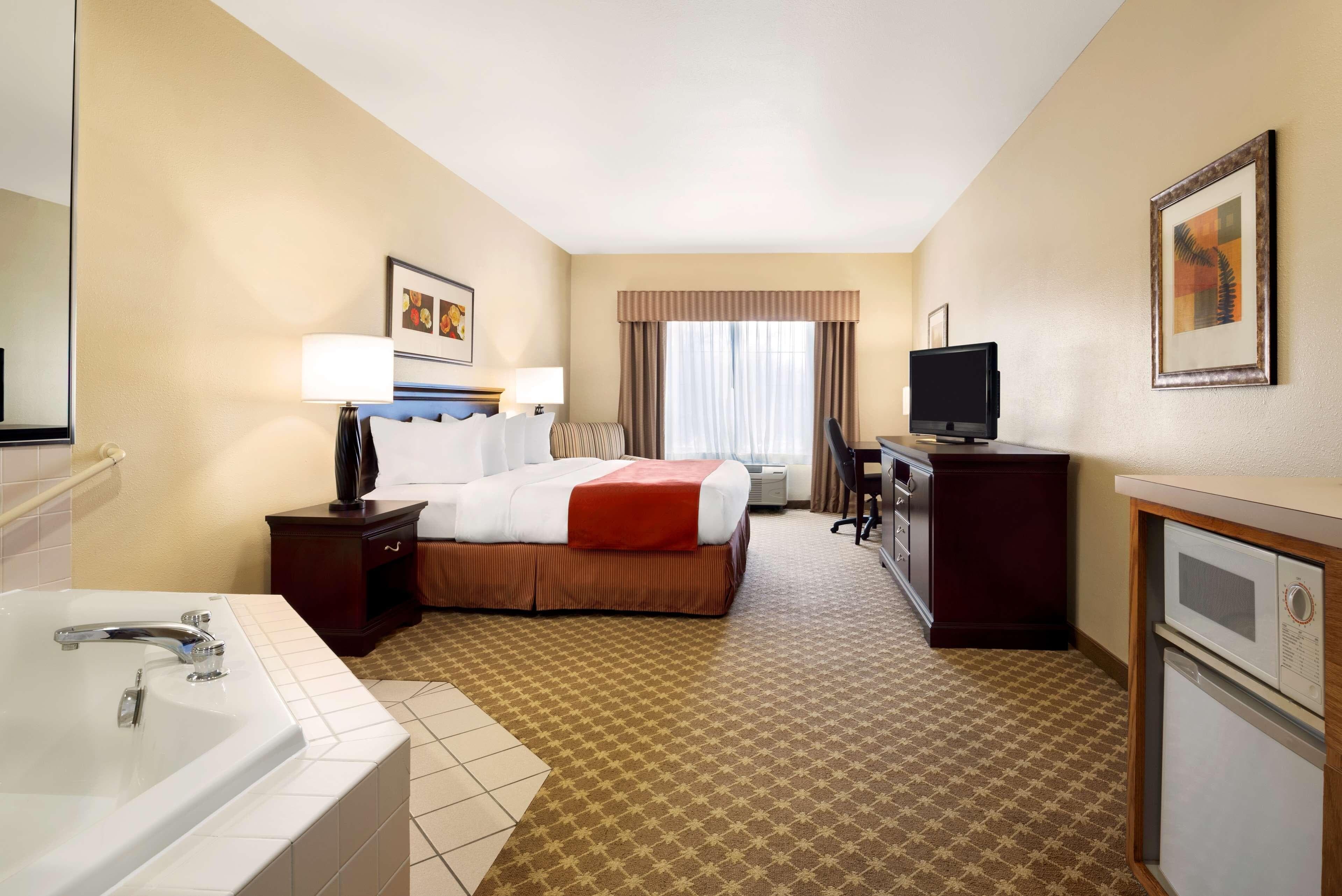 Country Inn & Suites by Radisson, Clinton, IA - Image 4