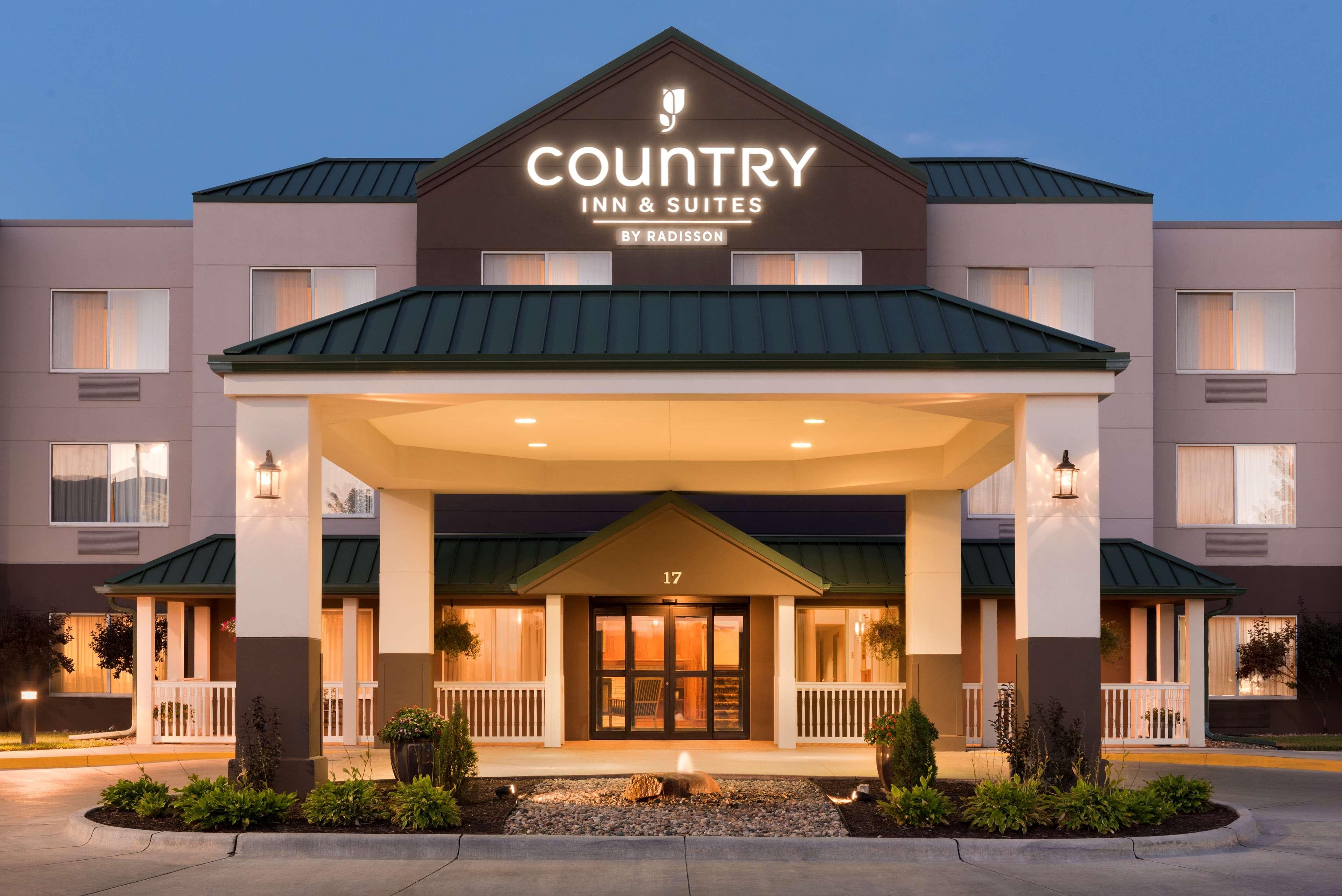Country Inn & Suites by Radisson, Council Bluffs, IA - Image 1