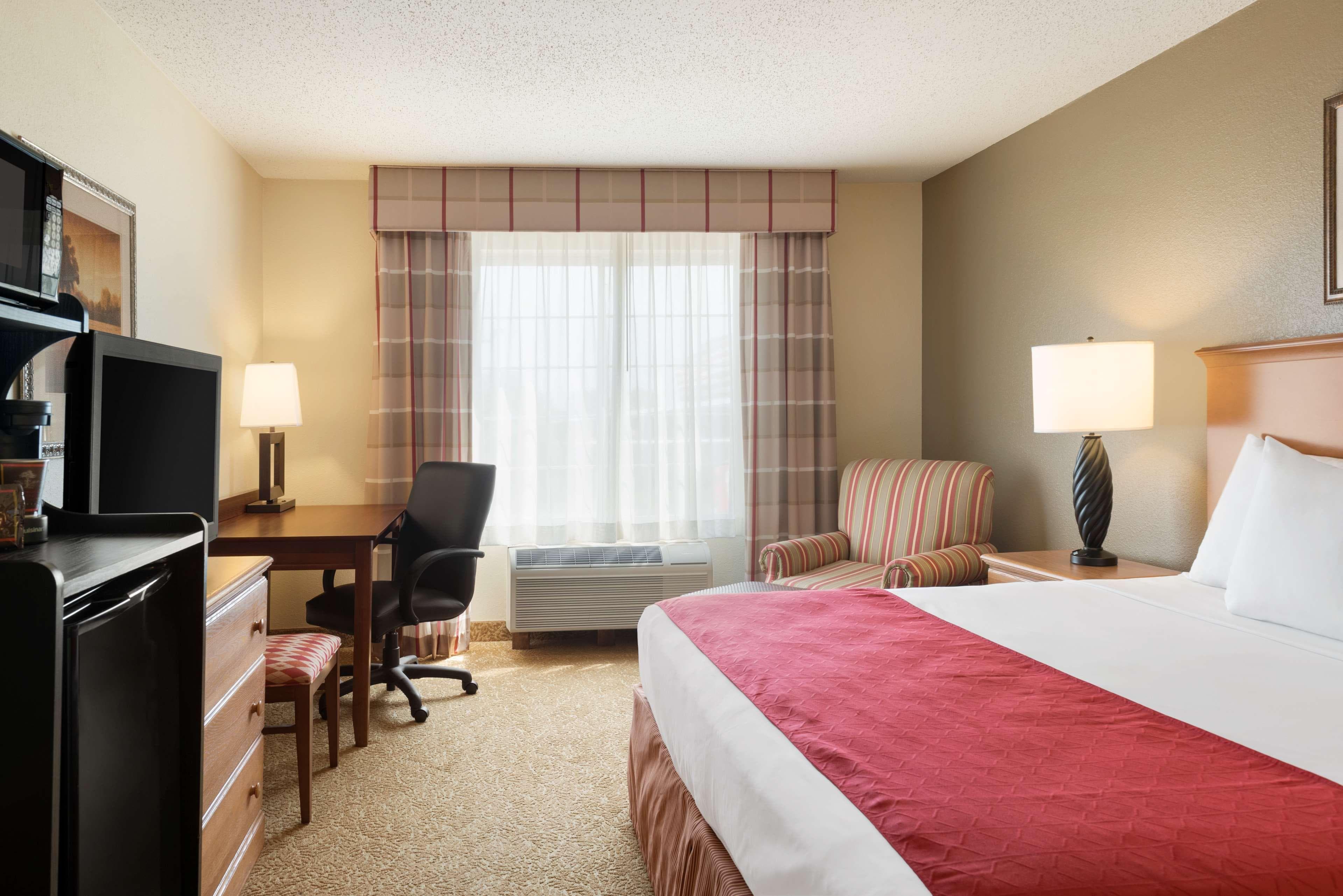 Country Inn & Suites by Radisson, Davenport - Quad Cities - Image 2