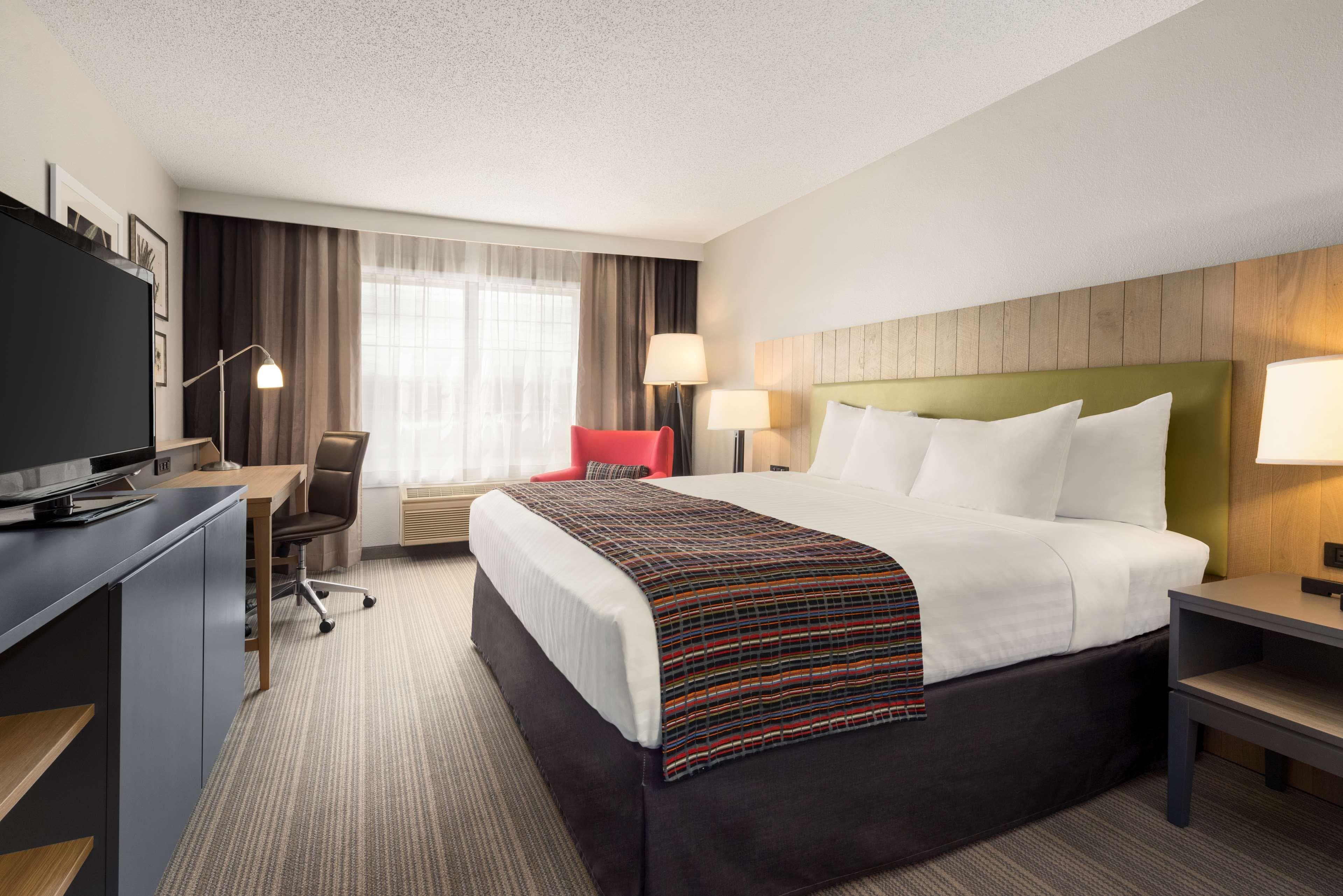 Country Inn & Suites by Radisson, Decorah, IA - Image 4