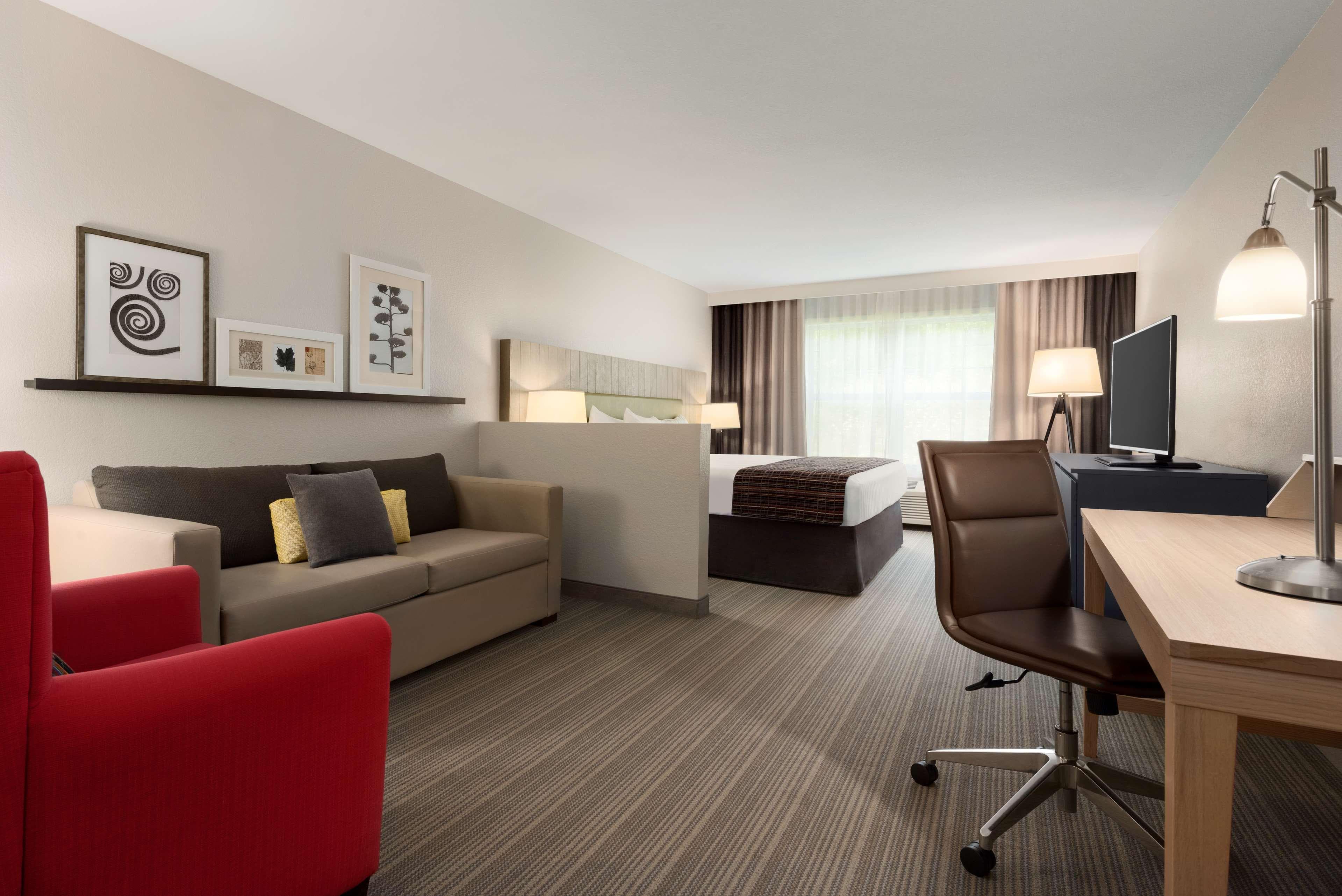 Country Inn & Suites by Radisson, Decorah, IA - Image 2
