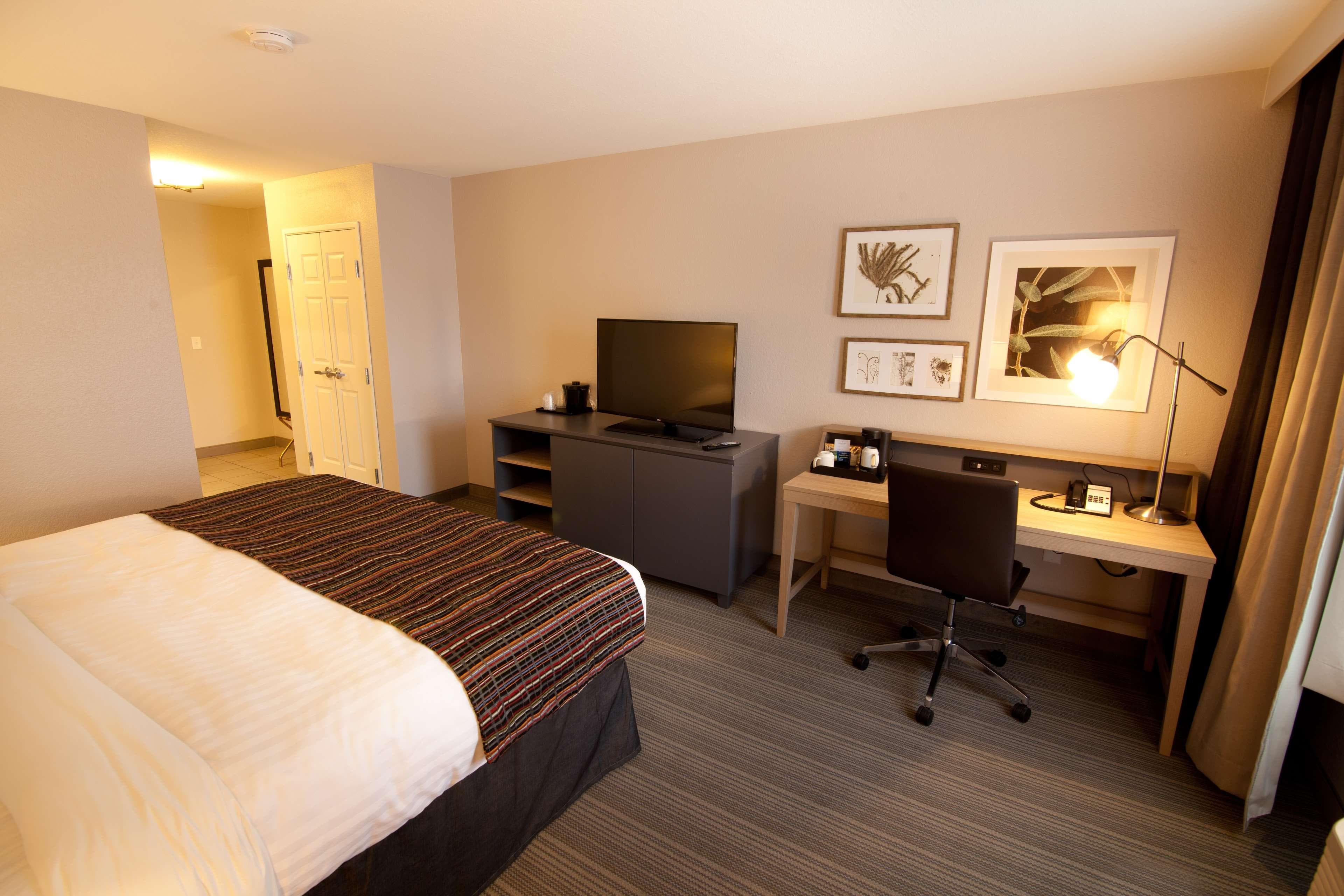 Country Inn & Suites by Radisson, Decorah, IA - Image 5