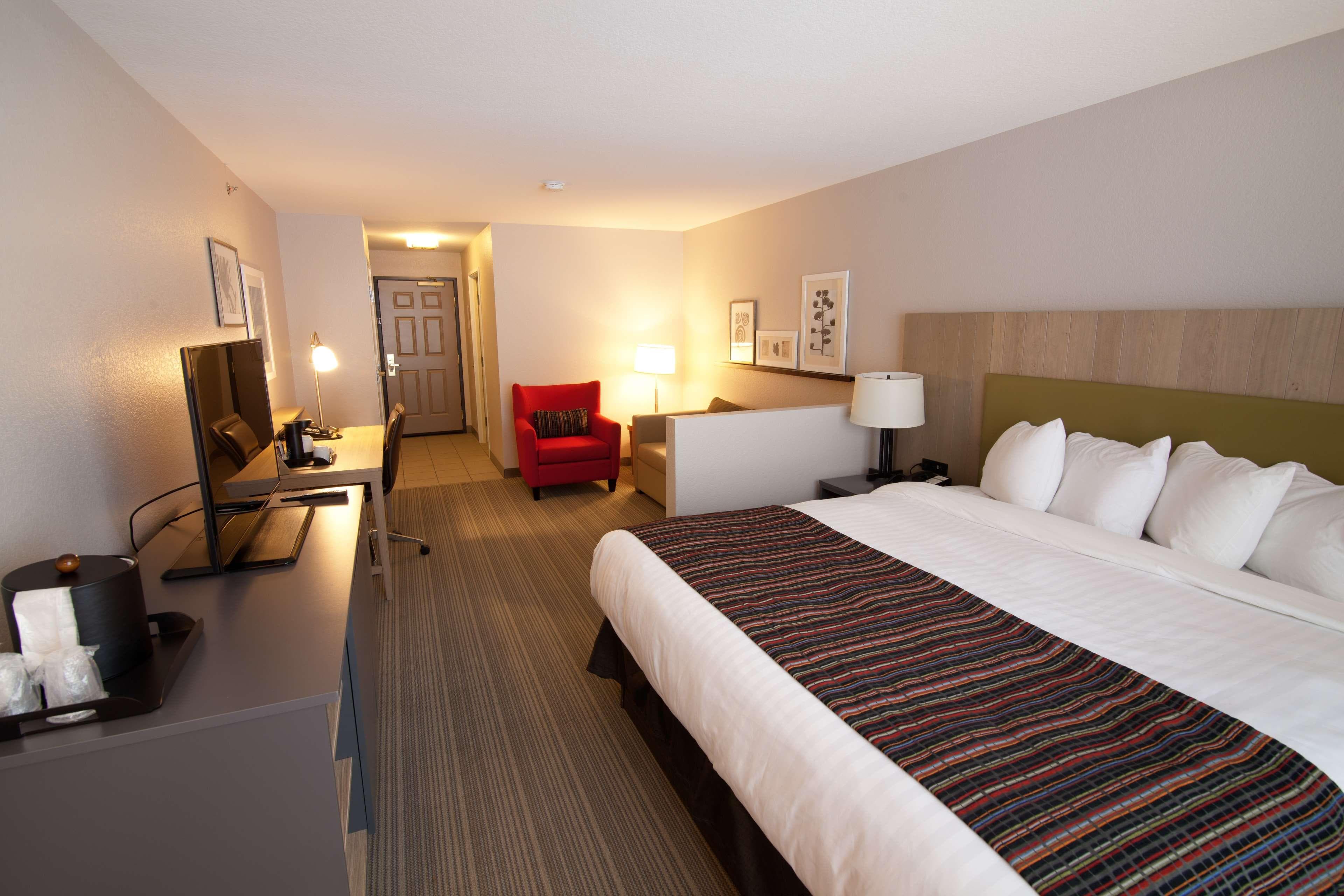 Country Inn & Suites by Radisson, Decorah, IA - Image 3