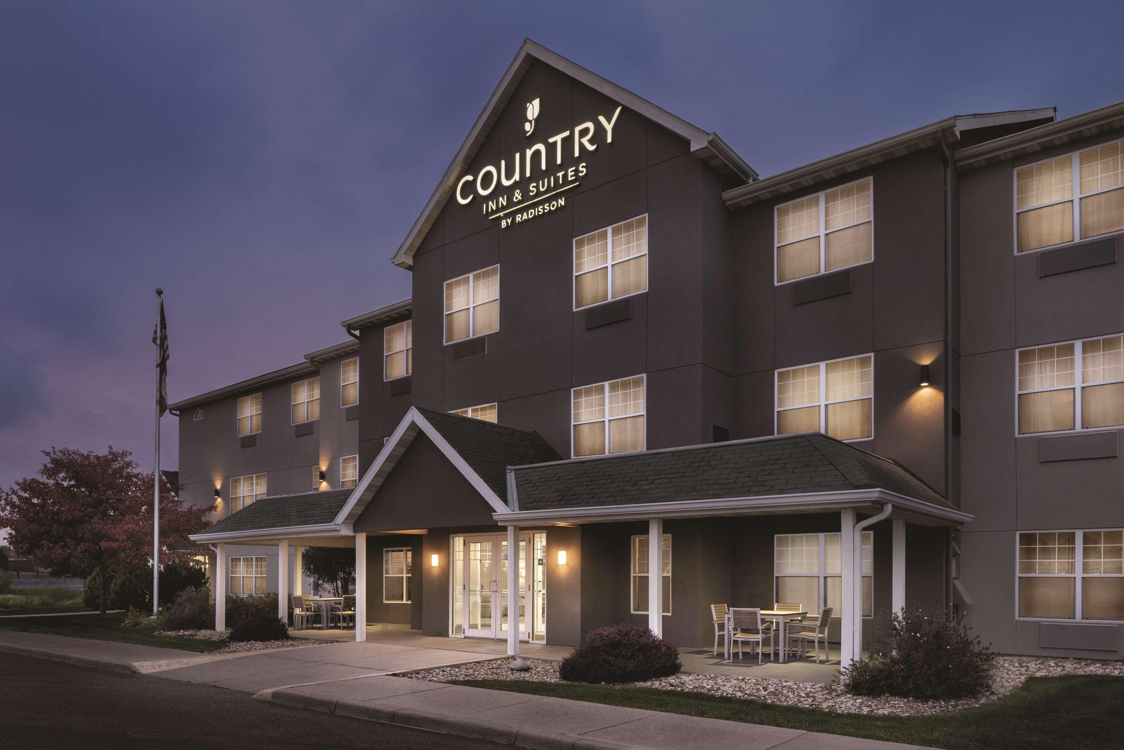 Country Inn & Suites by Radisson, Waterloo, IA - Image 1