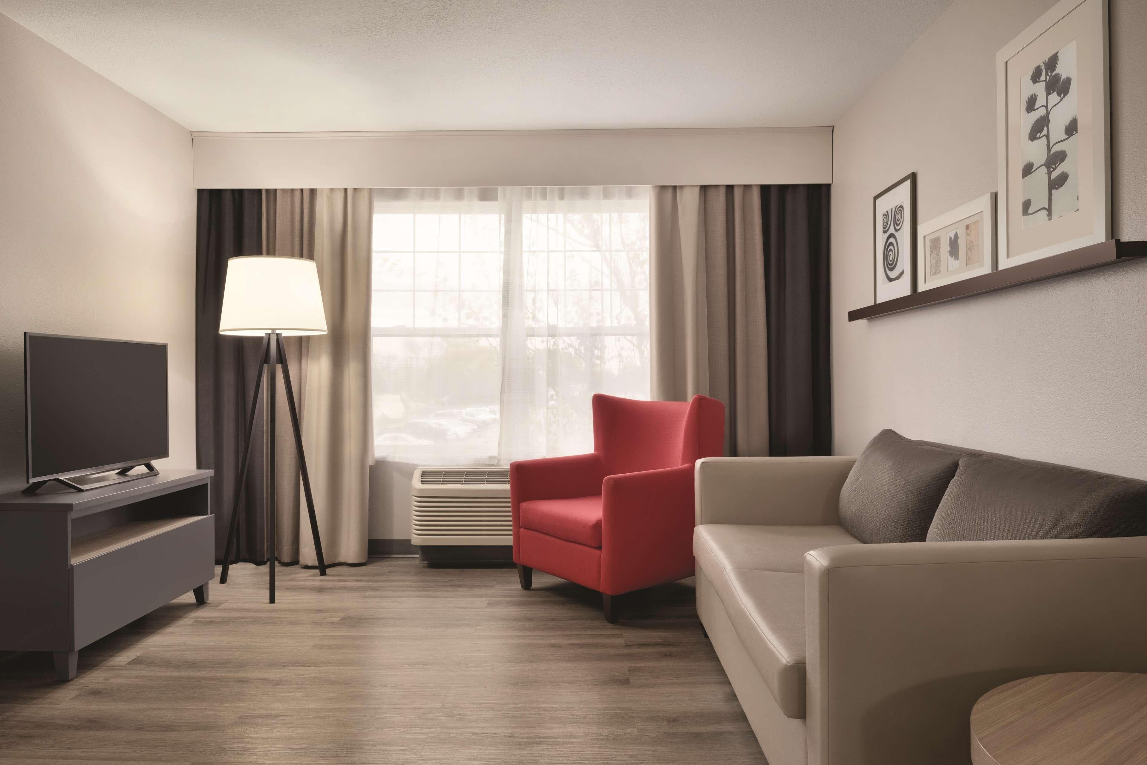 Country Inn & Suites by Radisson, Waterloo, IA - Image 2