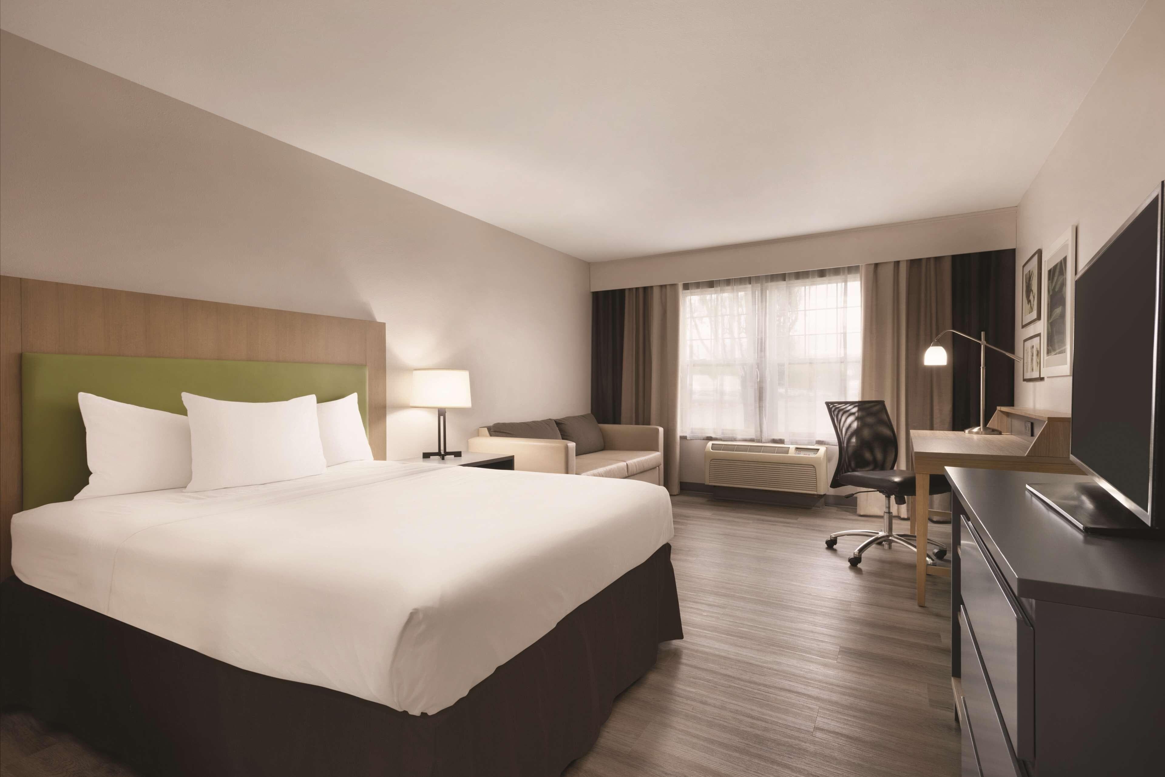 Country Inn & Suites by Radisson, Waterloo, IA — 10