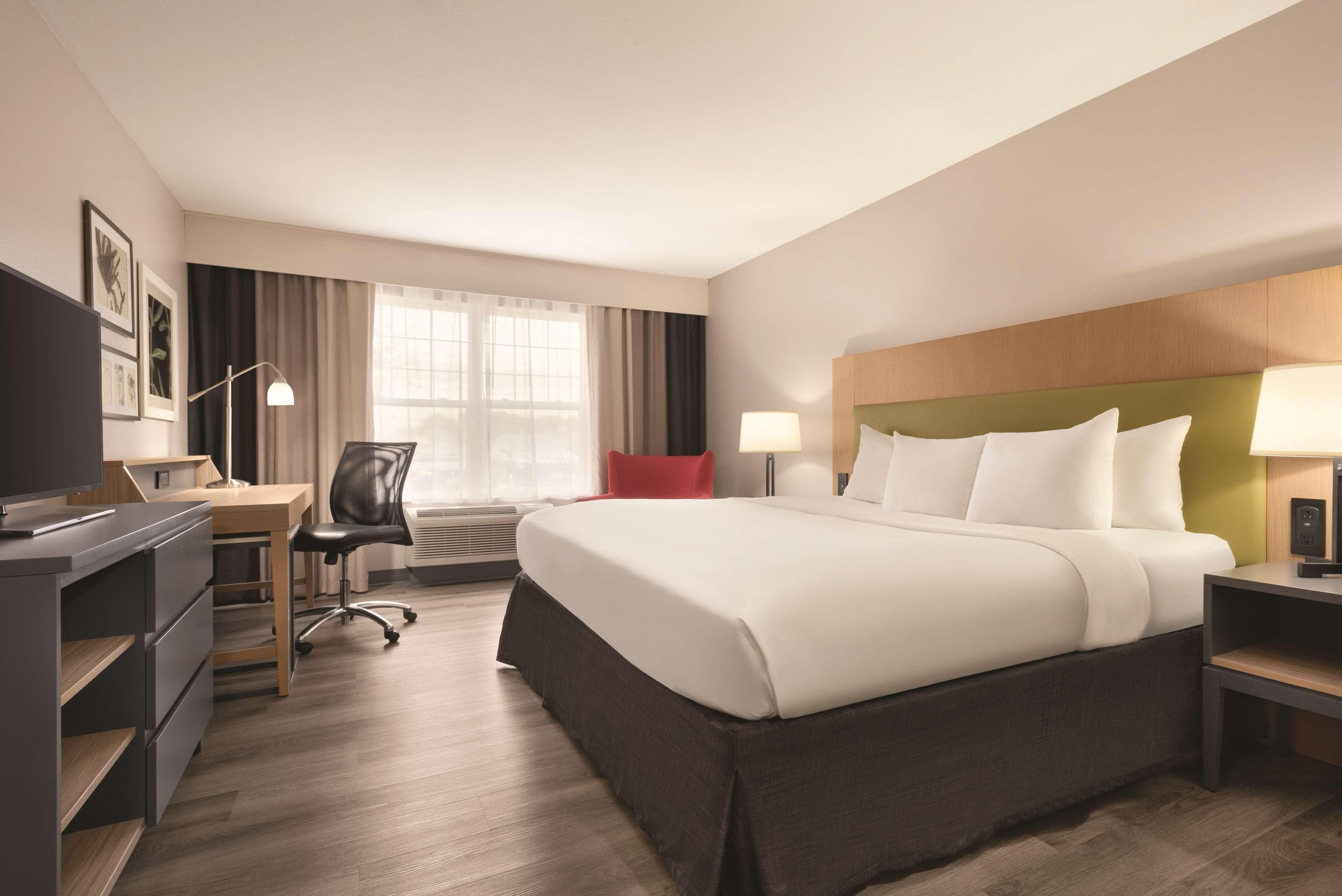 Country Inn & Suites by Radisson, Waterloo, IA — 12