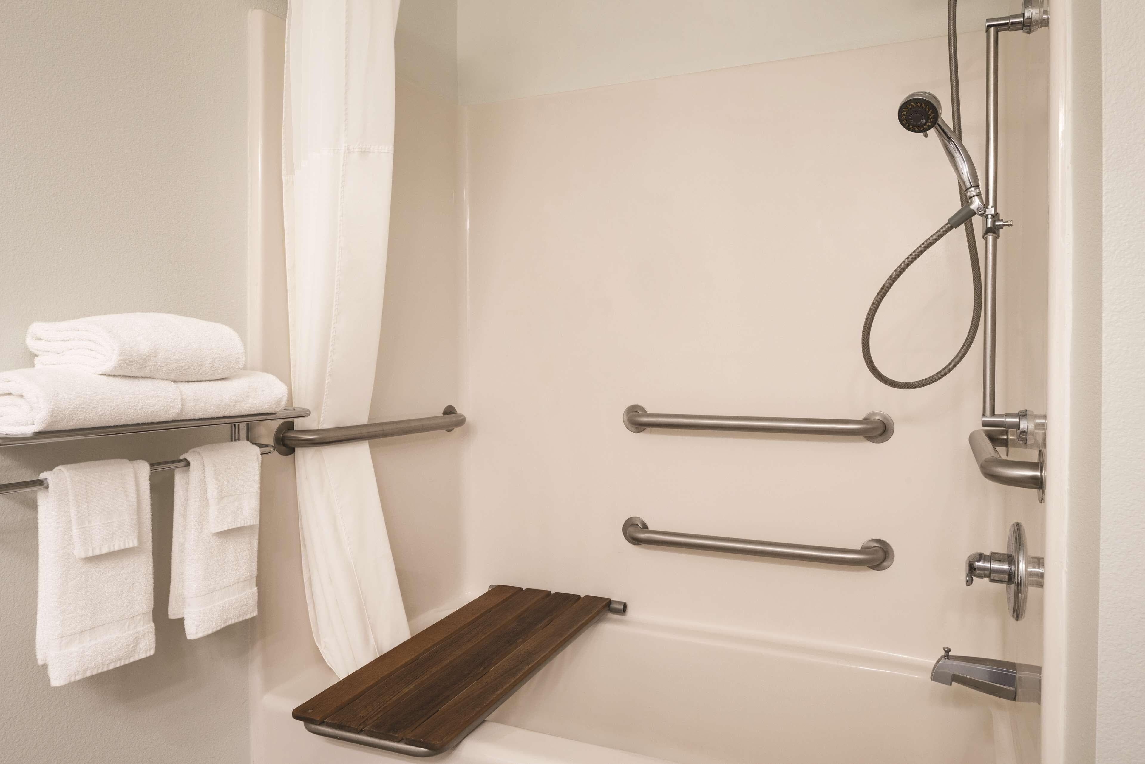Country Inn & Suites by Radisson, Waterloo, IA - Image 3