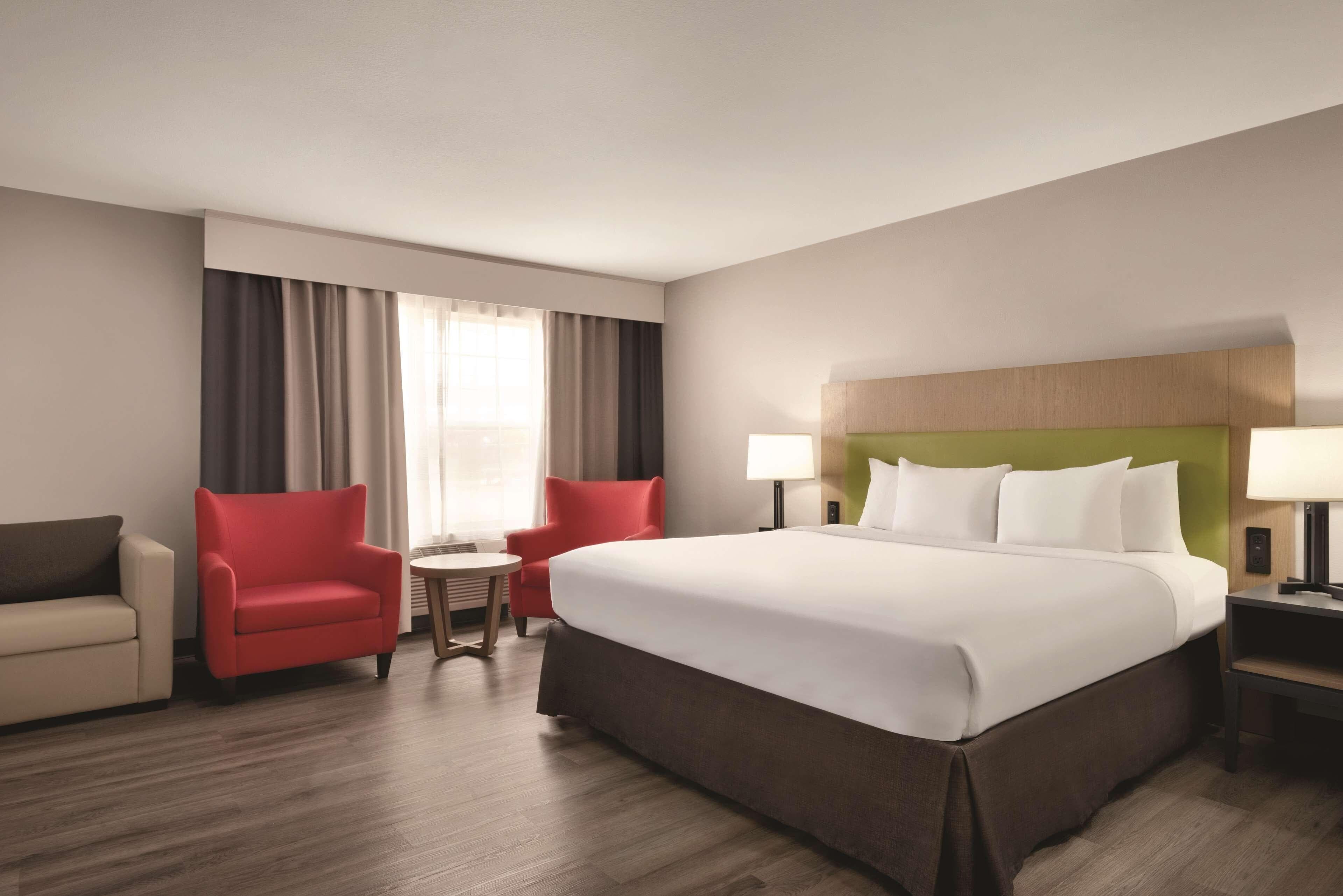 Country Inn & Suites by Radisson, Waterloo, IA — 8