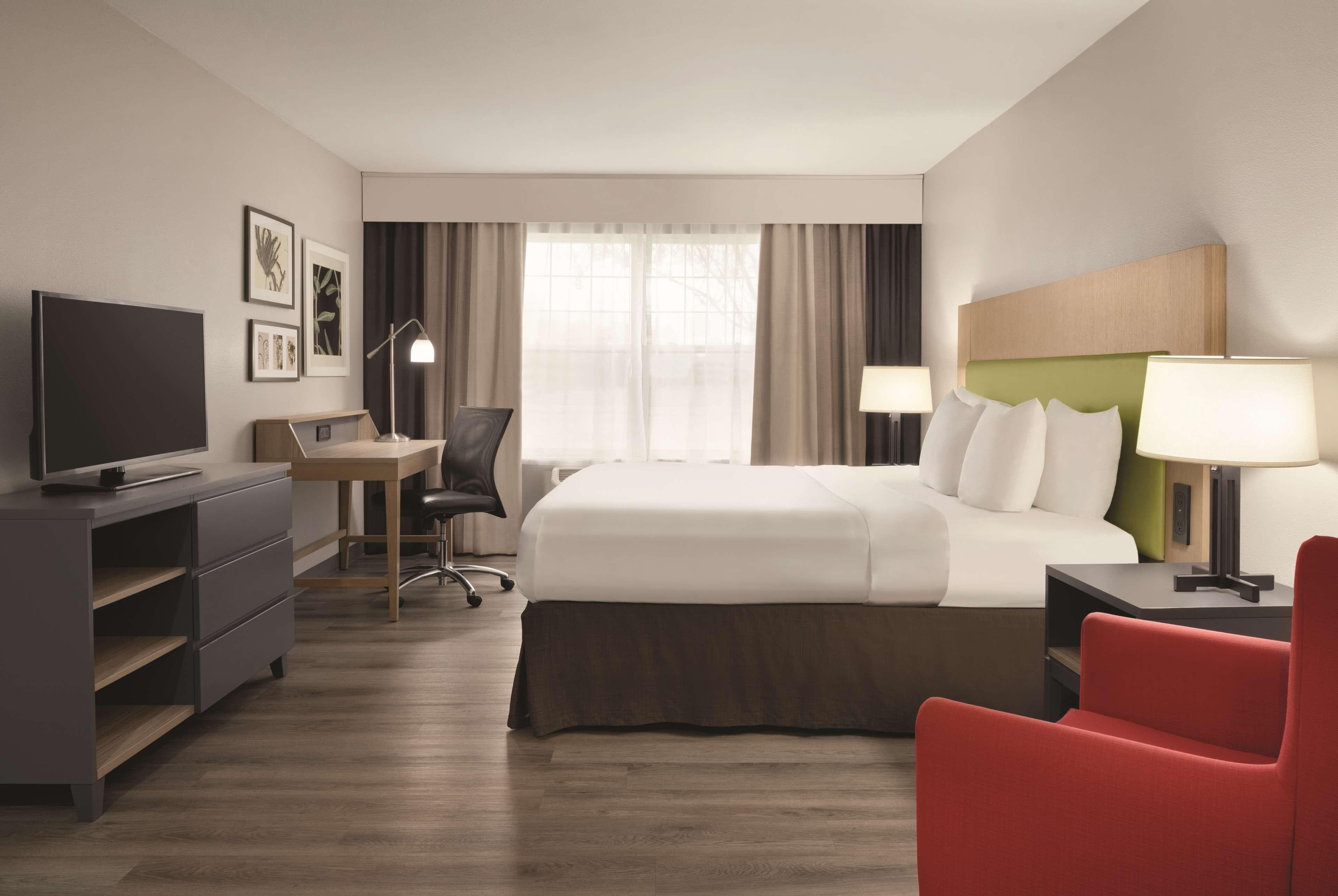 Country Inn & Suites by Radisson, Waterloo, IA — 16