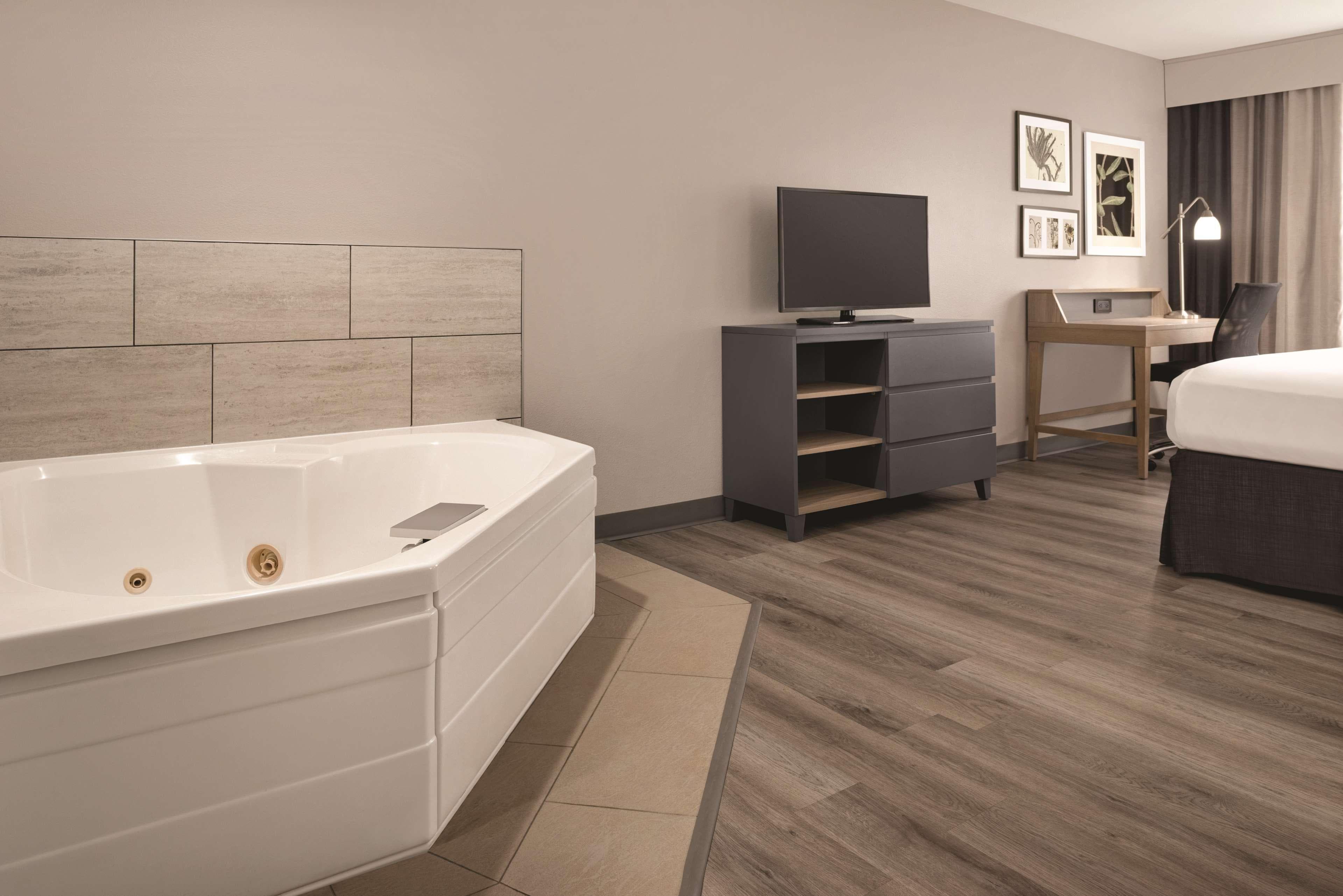 Country Inn & Suites by Radisson, Waterloo, IA — 9