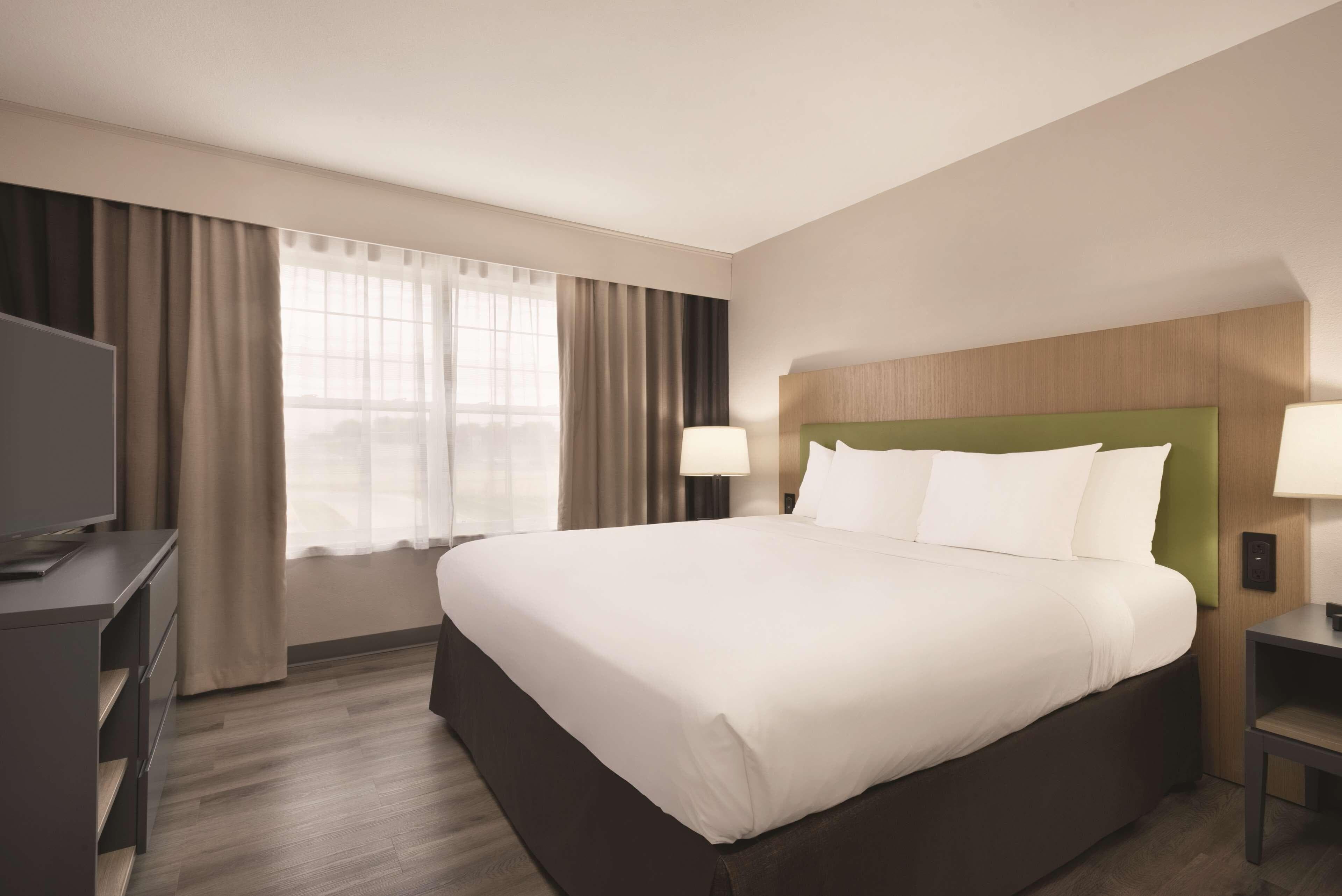 Country Inn & Suites by Radisson, Waterloo, IA — 6