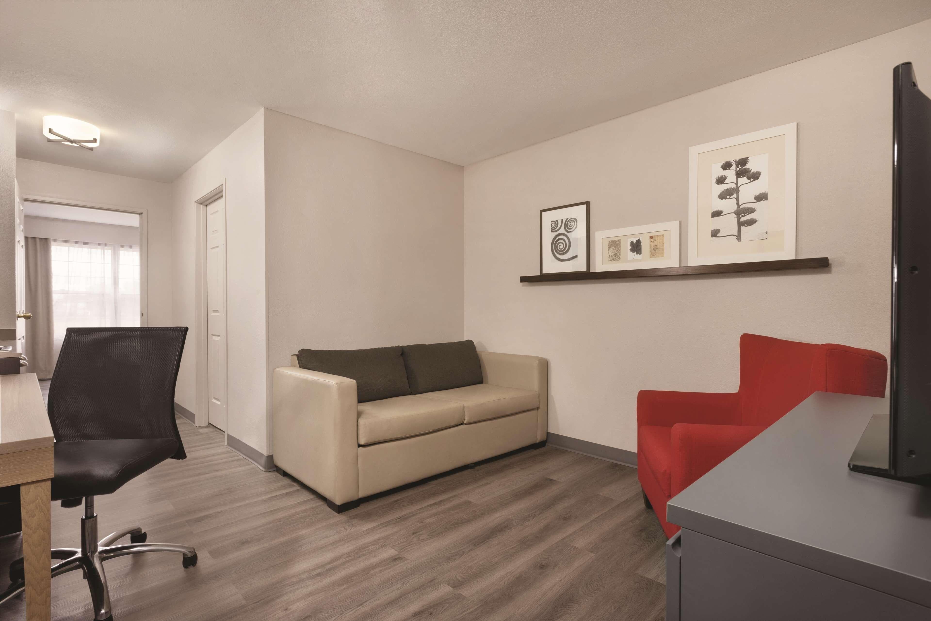 Country Inn & Suites by Radisson, Waterloo, IA — 19