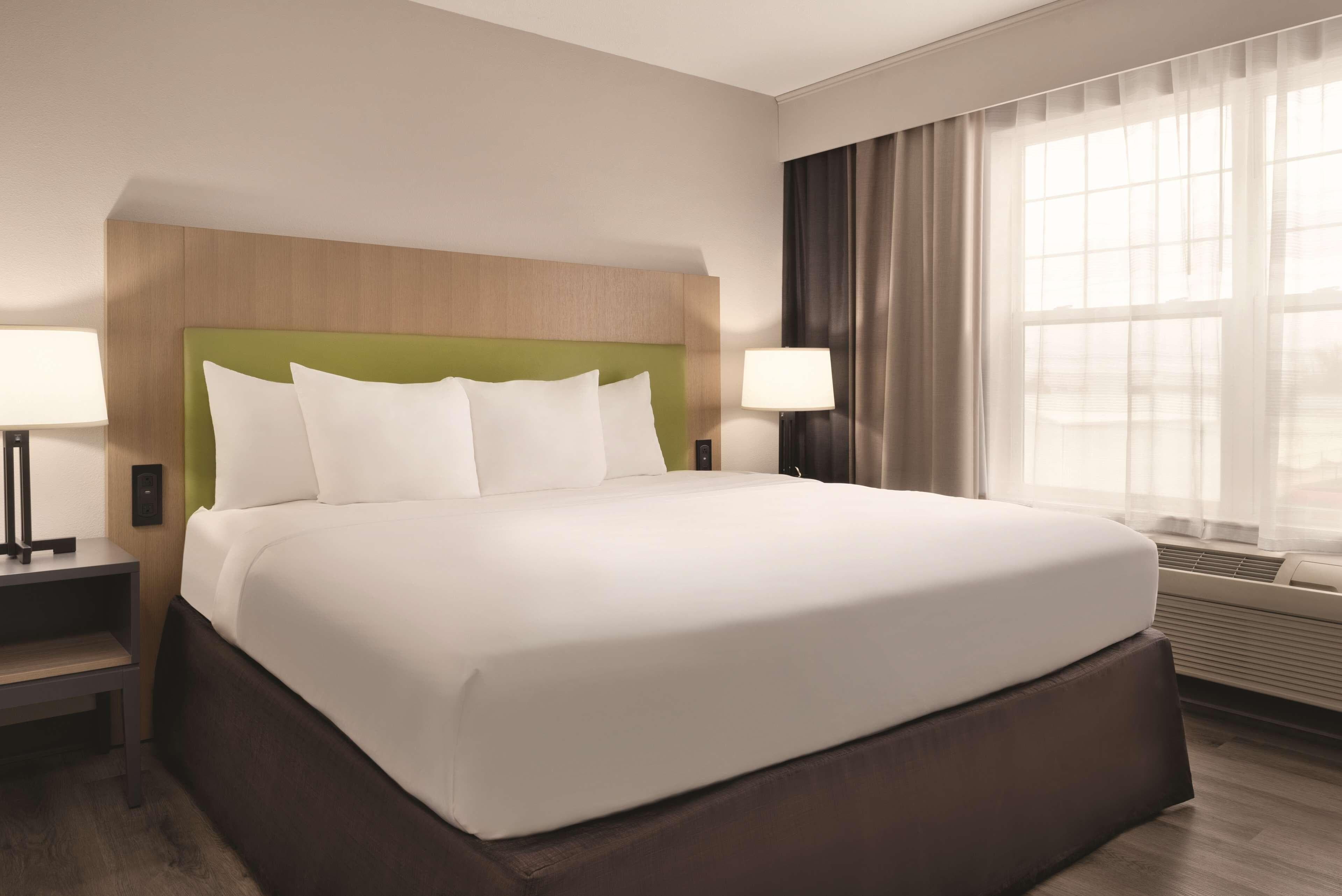 Country Inn & Suites by Radisson, Waterloo, IA - Image 4