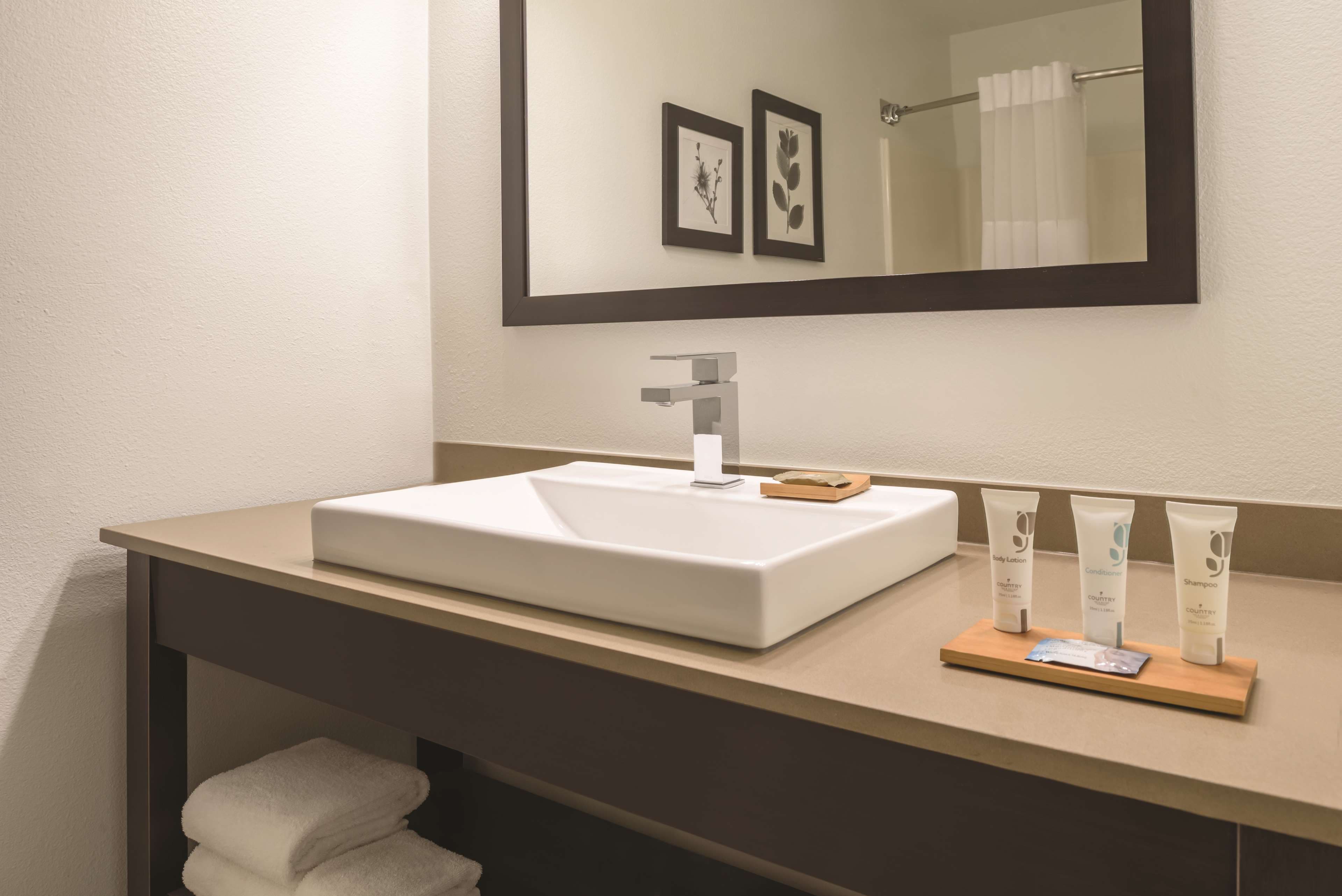 Country Inn & Suites by Radisson, Waterloo, IA — 7