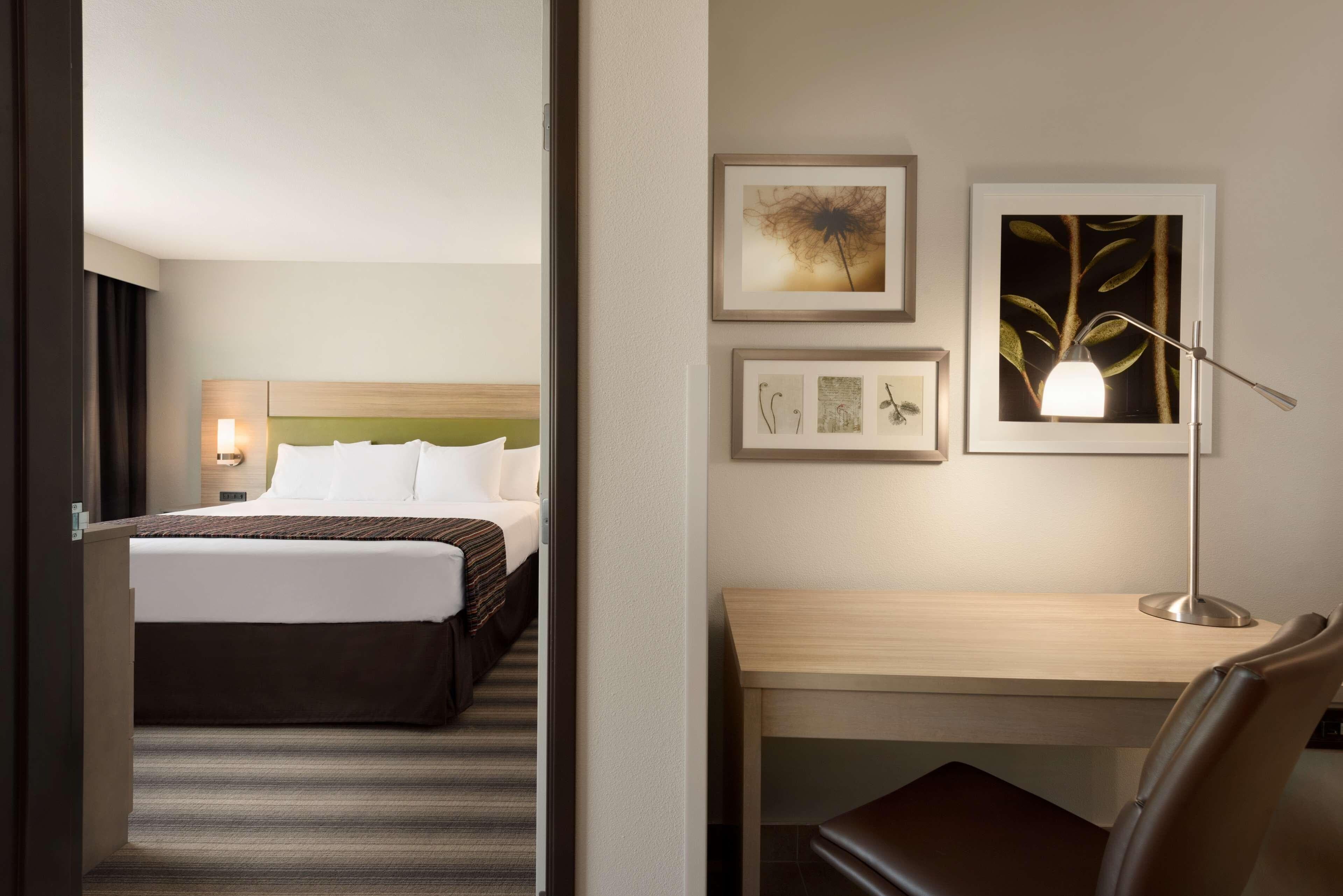 Country Inn & Suites by Radisson, Indianola, IA - Image 4