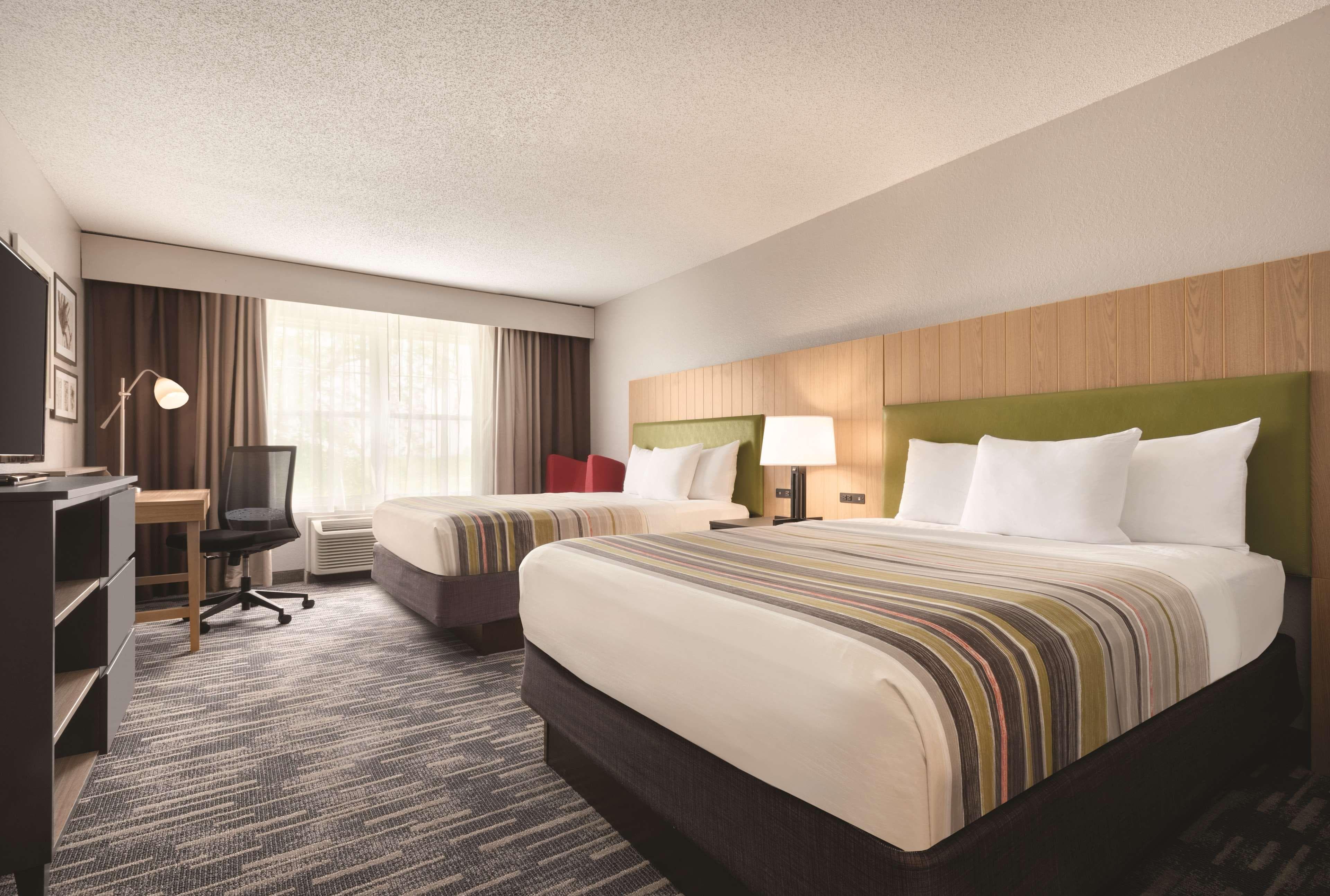 Country Inn & Suites by Radisson, Pella, IA — 12