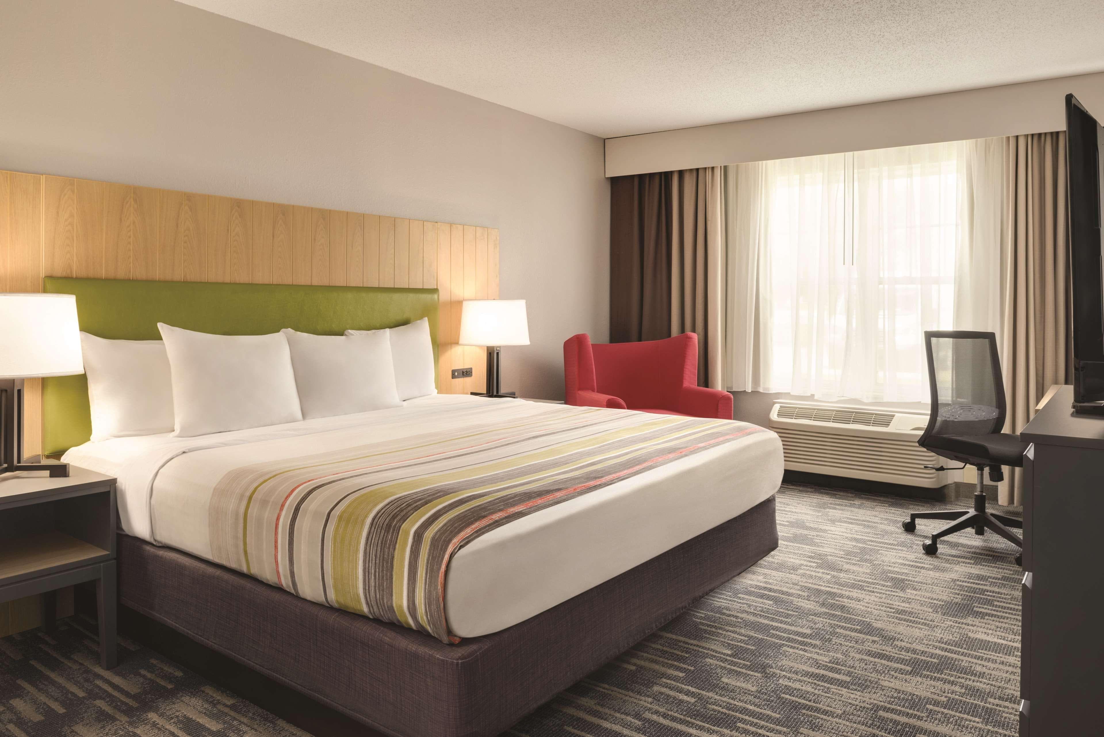 Country Inn & Suites by Radisson, Pella, IA — 2