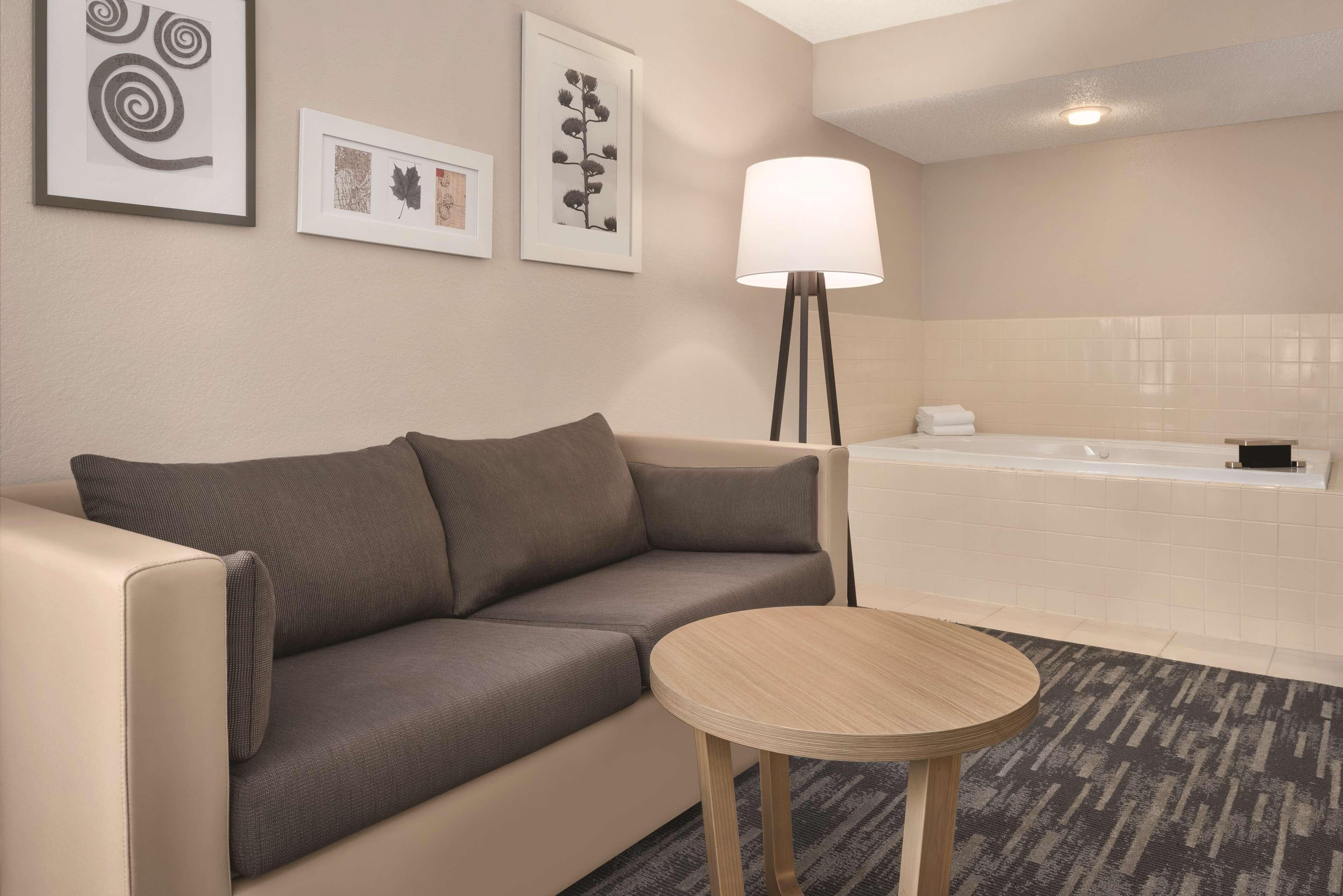 Country Inn & Suites by Radisson, Pella, IA — 9