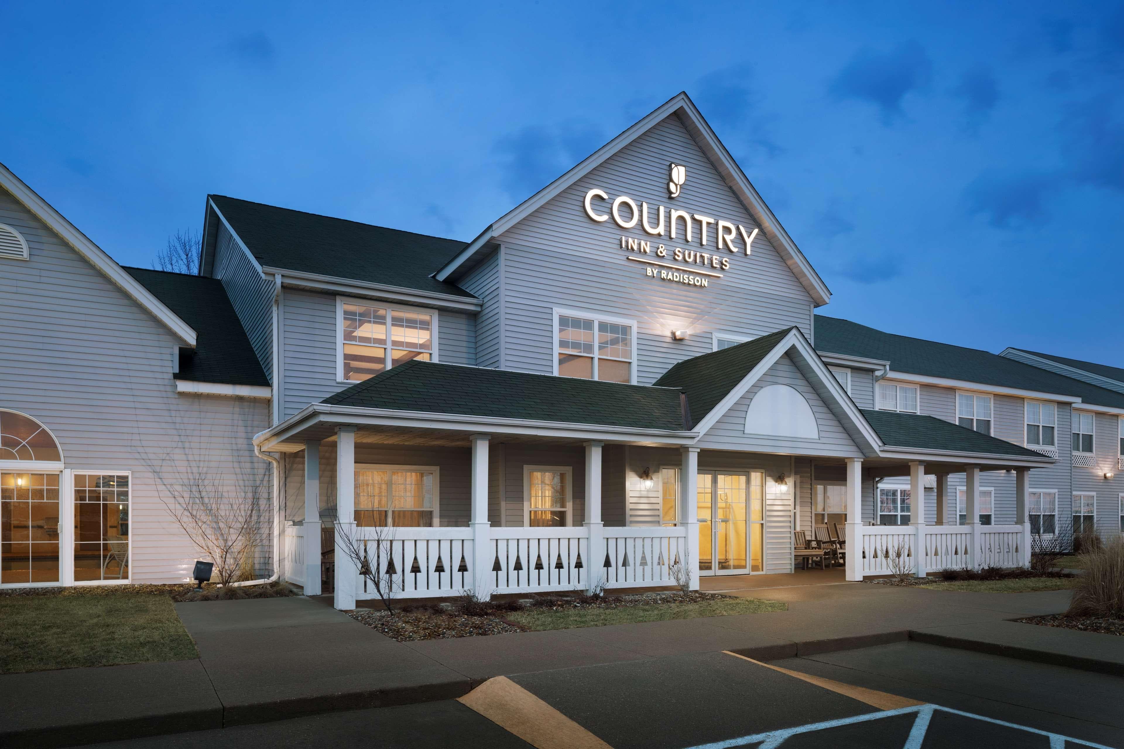Country Inn & Suites by Radisson, Grinnell, IA - Image 1