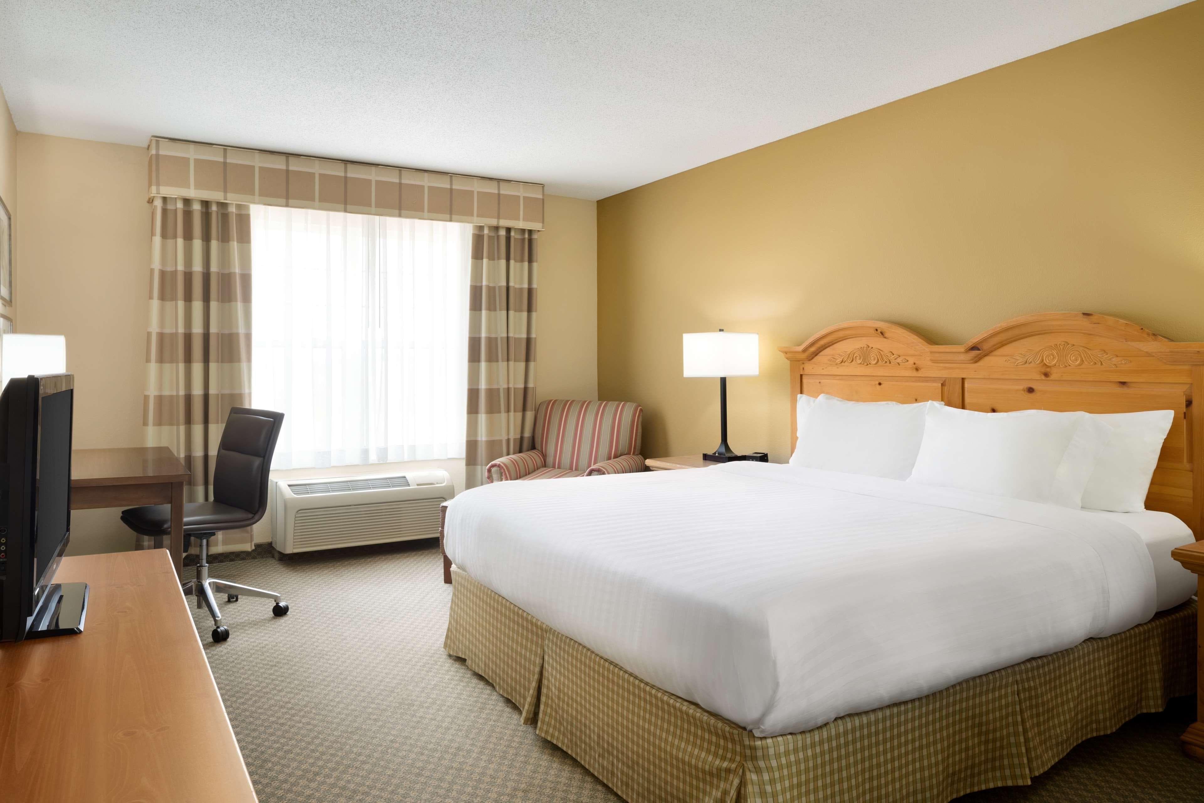 Country Inn & Suites by Radisson, Grinnell, IA - Image 2