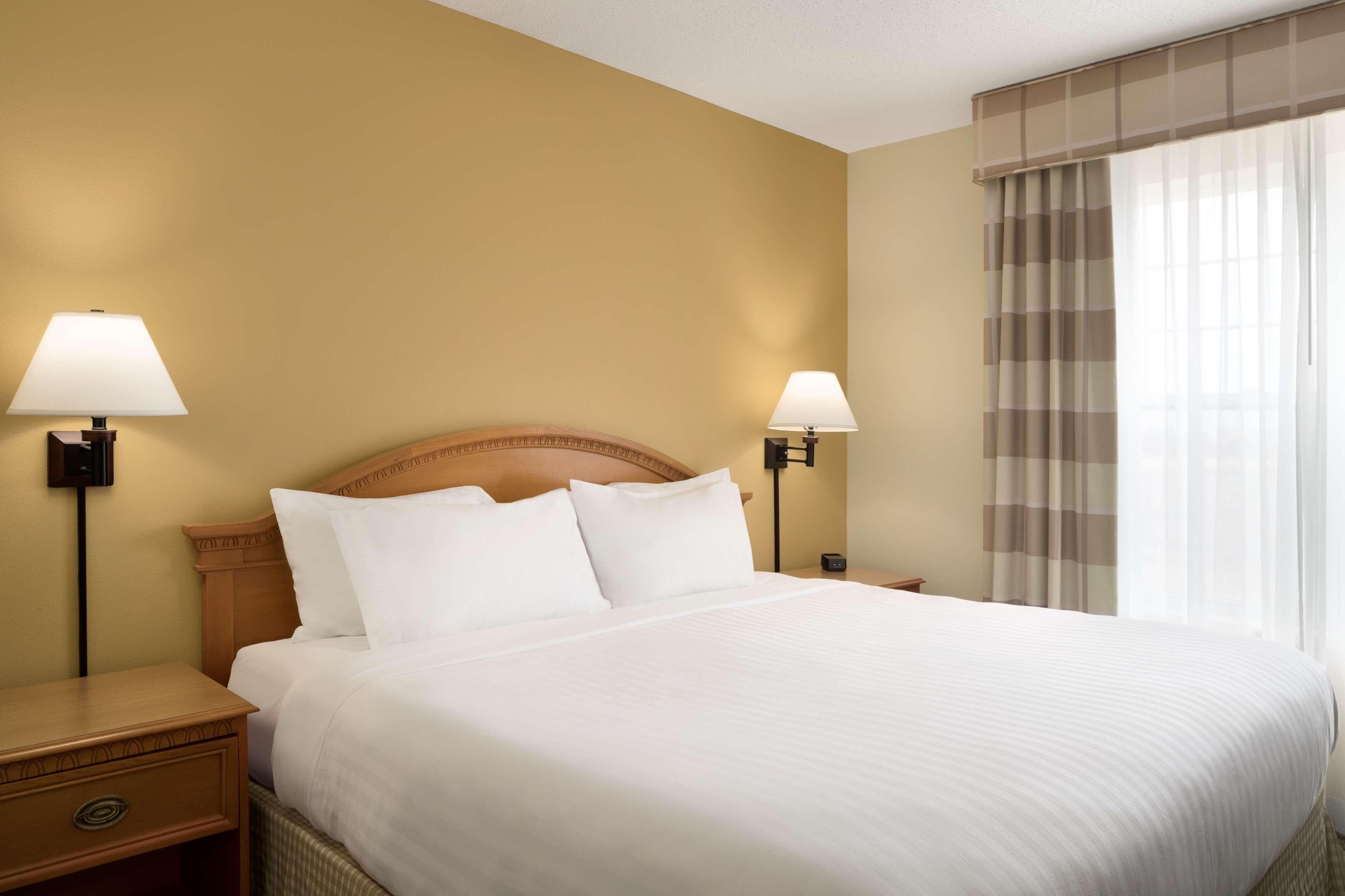 Country Inn & Suites by Radisson, Grinnell, IA - Image 3