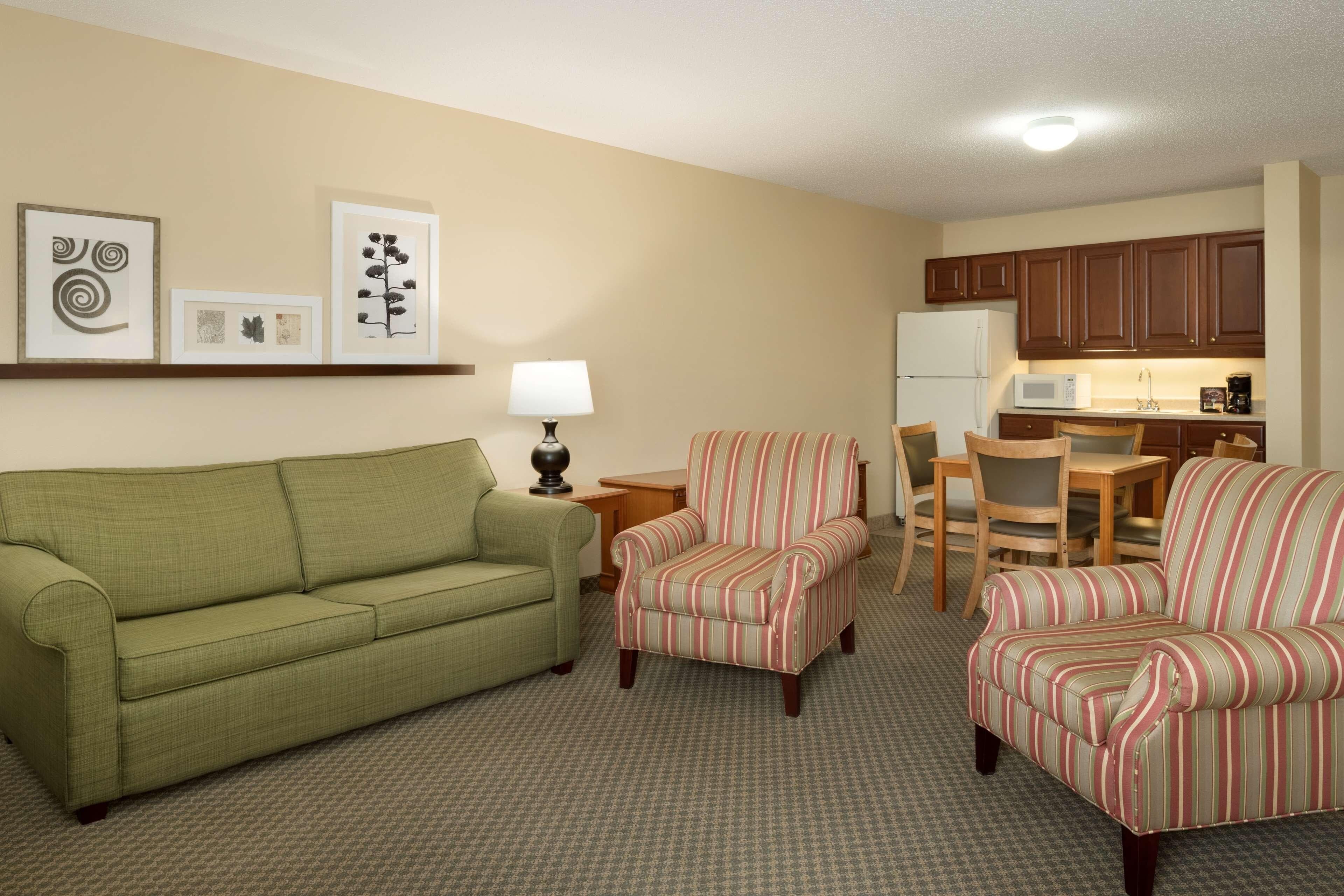 Country Inn & Suites by Radisson, Grinnell, IA — 9
