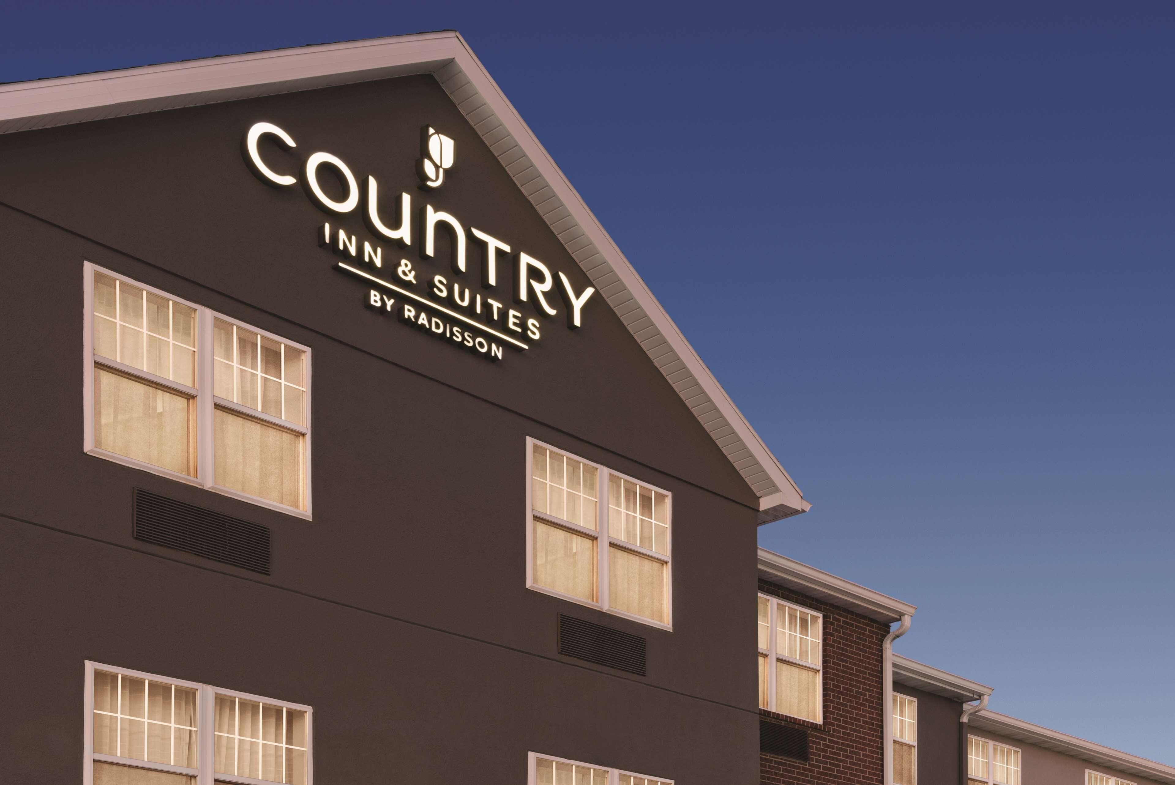Country Inn & Suites by Radisson, Dubuque, IA - Image 1