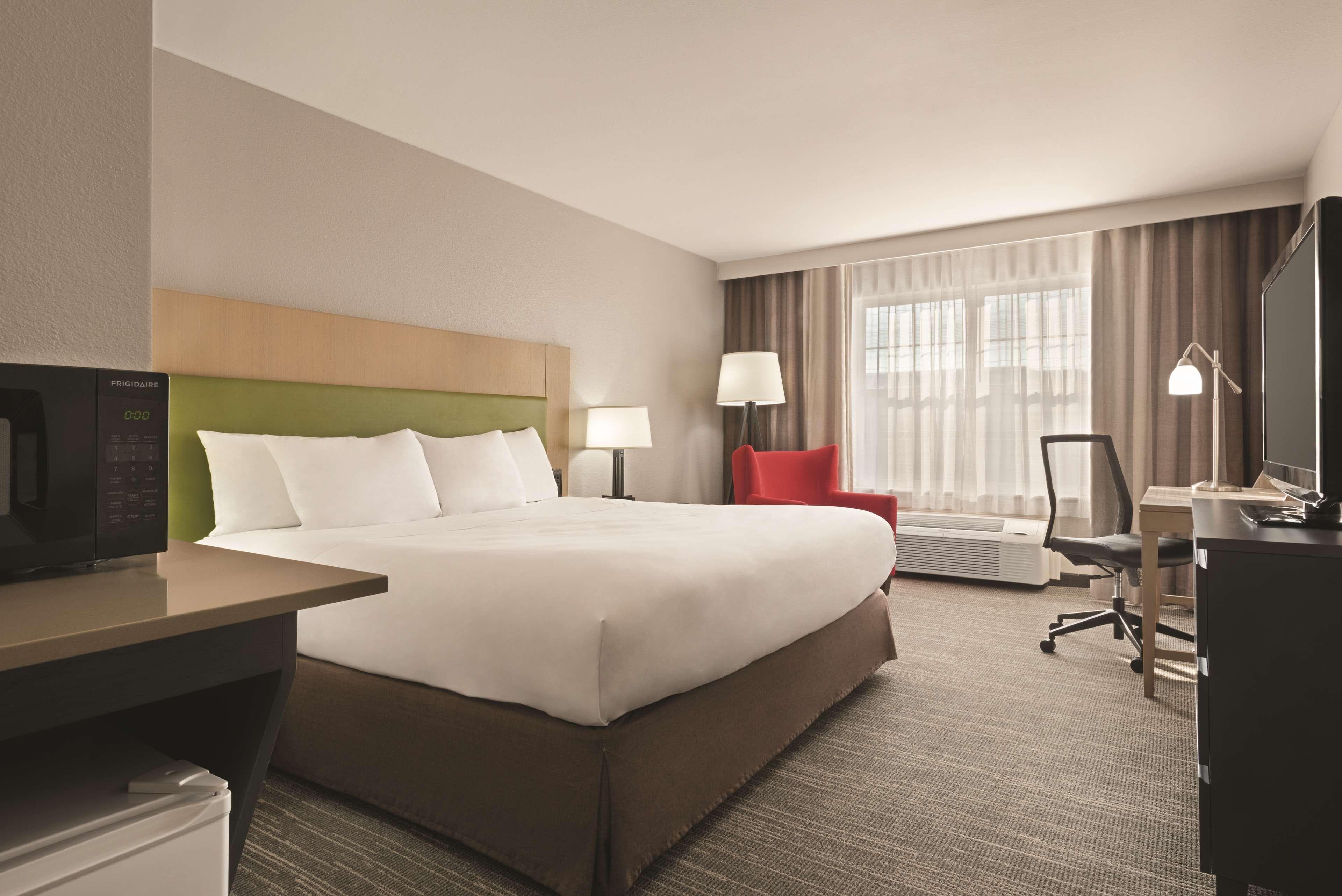 Country Inn & Suites by Radisson, Dubuque, IA - Image 2